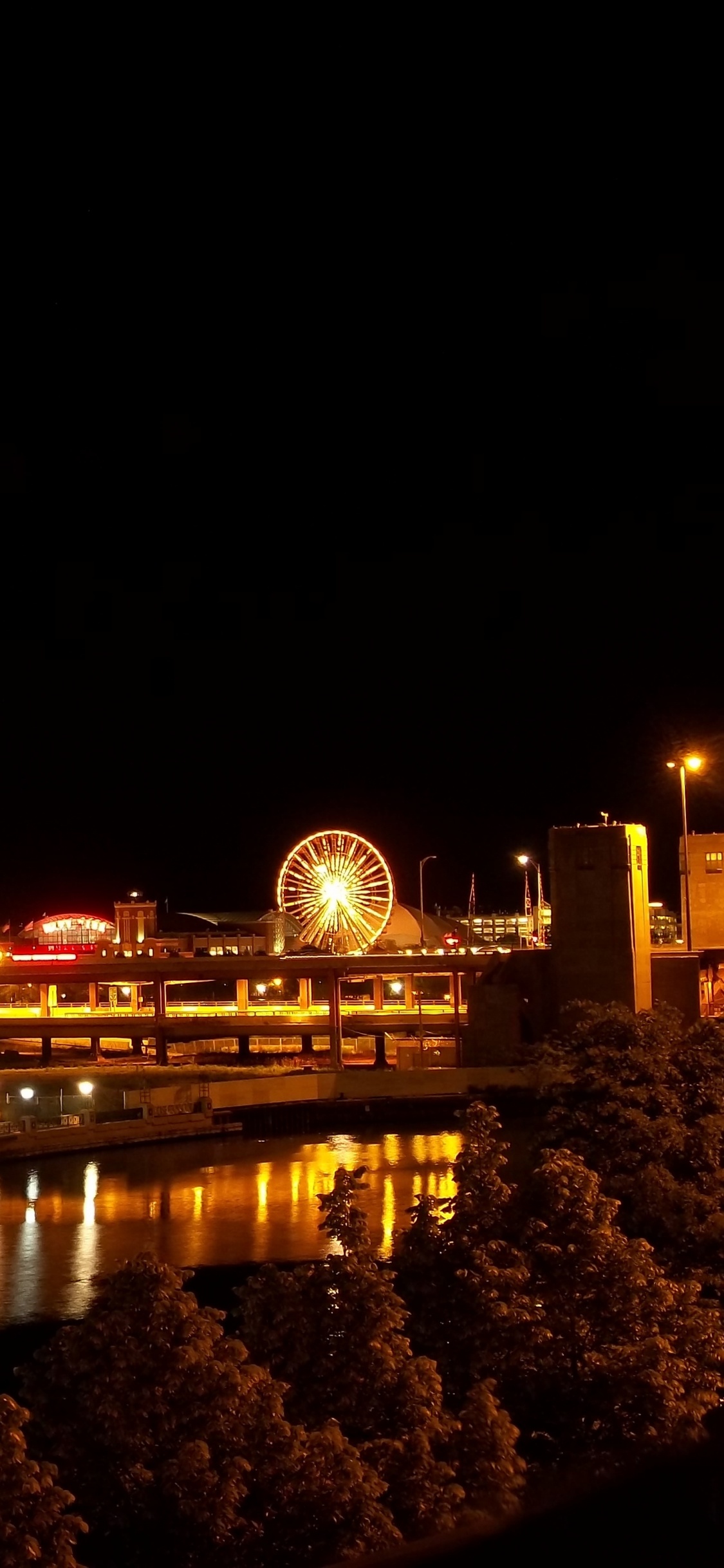 Обои отражение, городской пейзаж, горизонт, линия горизонта, ночь в разрешении 1125x2436