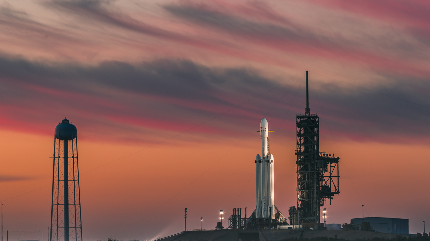 Обои SpaceX, Falcon Heavy, промышленность, послесвечение, завод в разрешении 1366x768