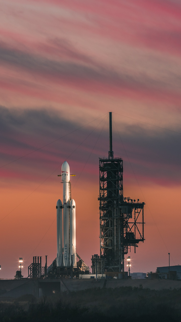 Обои SpaceX, Falcon Heavy, промышленность, послесвечение, завод в разрешении 750x1334