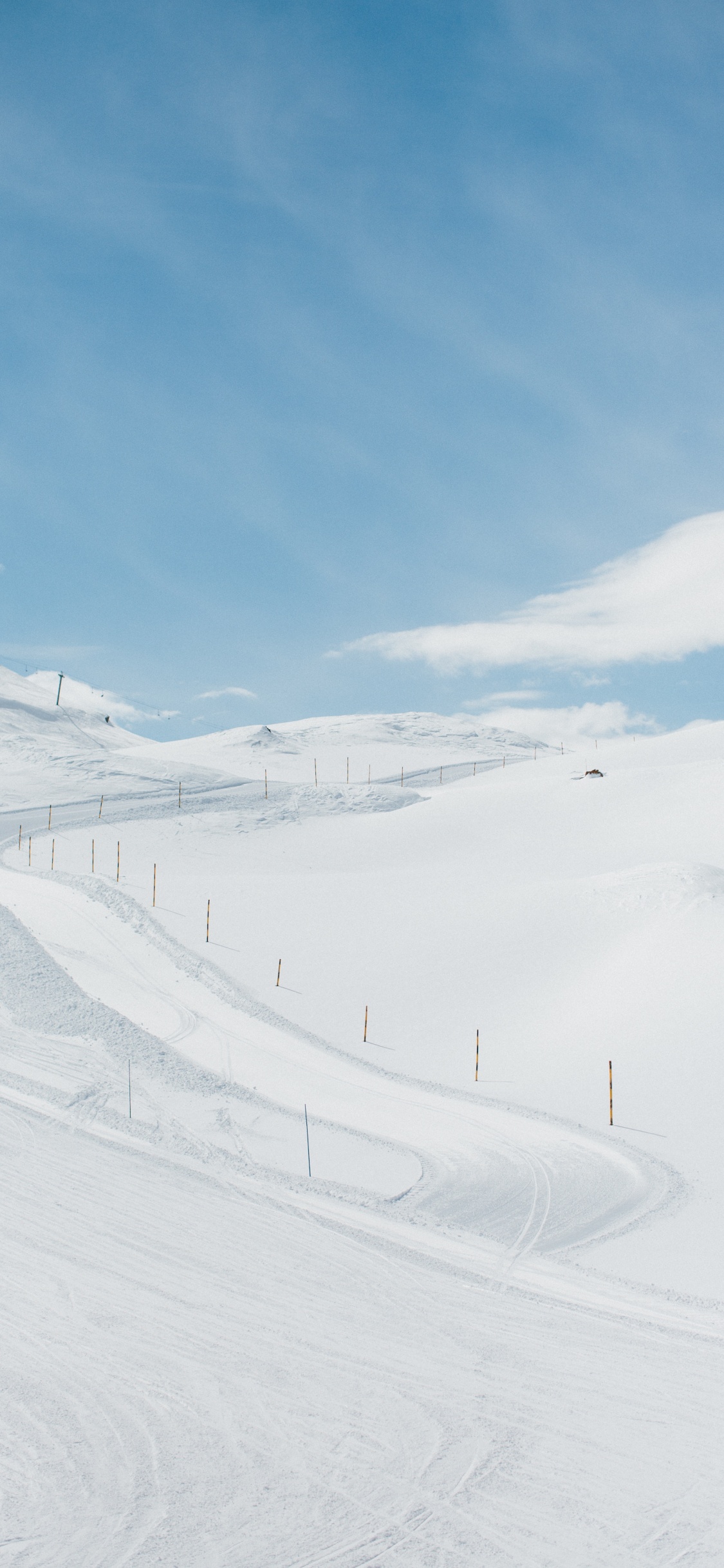 Обои снег, белые, зима, склон, лыжня в разрешении 1125x2436