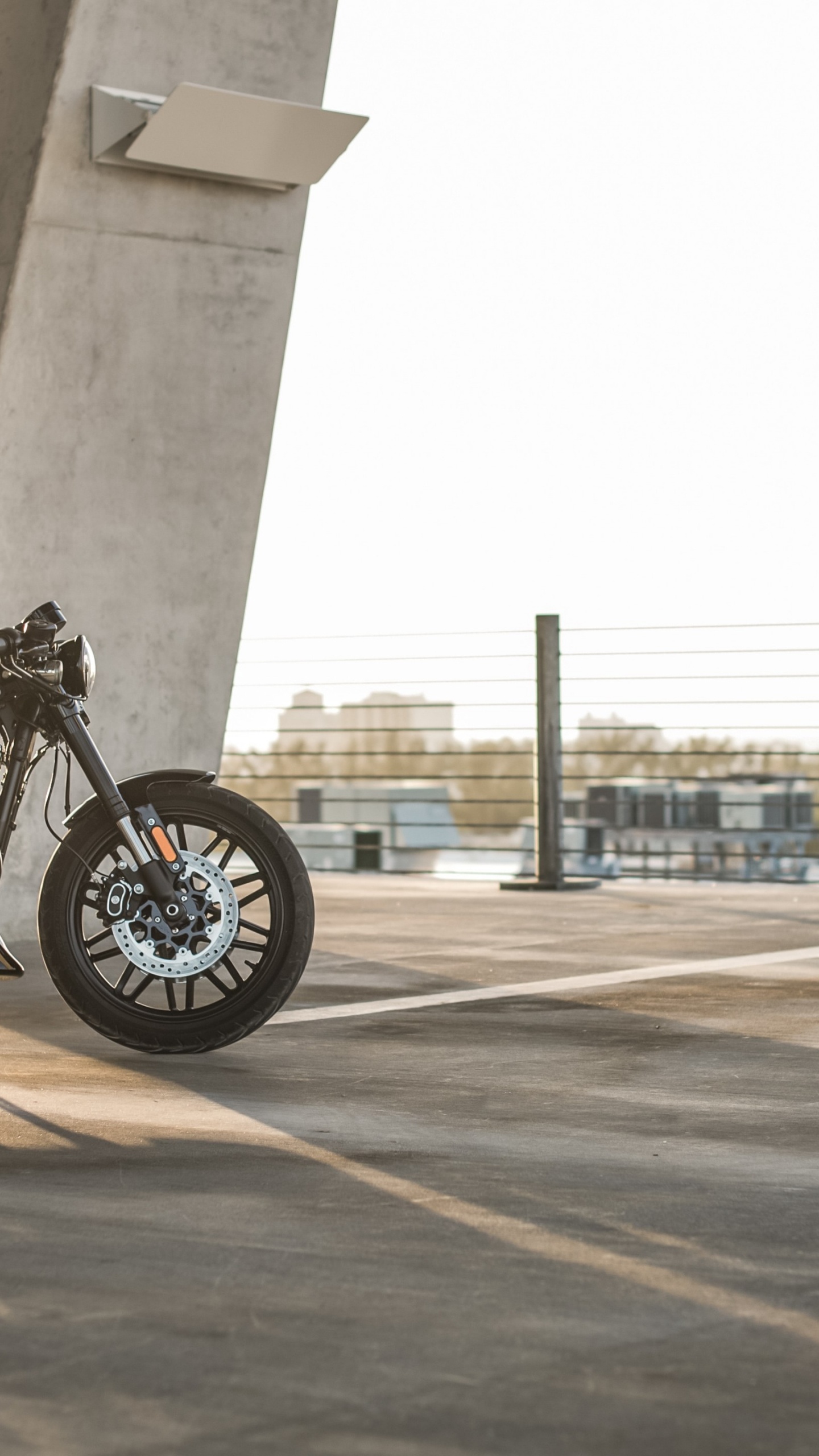 Обои Харлей Дэвидсон, мотоцикл, мотоциклетный шлем, шина, колесо в разрешении 1440x2560