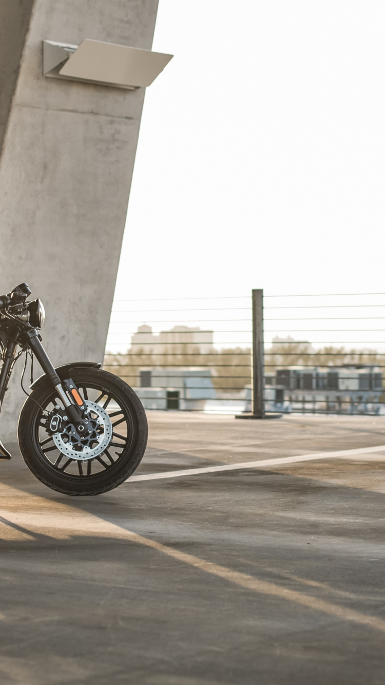 Обои Харлей Дэвидсон, мотоцикл, мотоциклетный шлем, шина, колесо в разрешении 750x1334