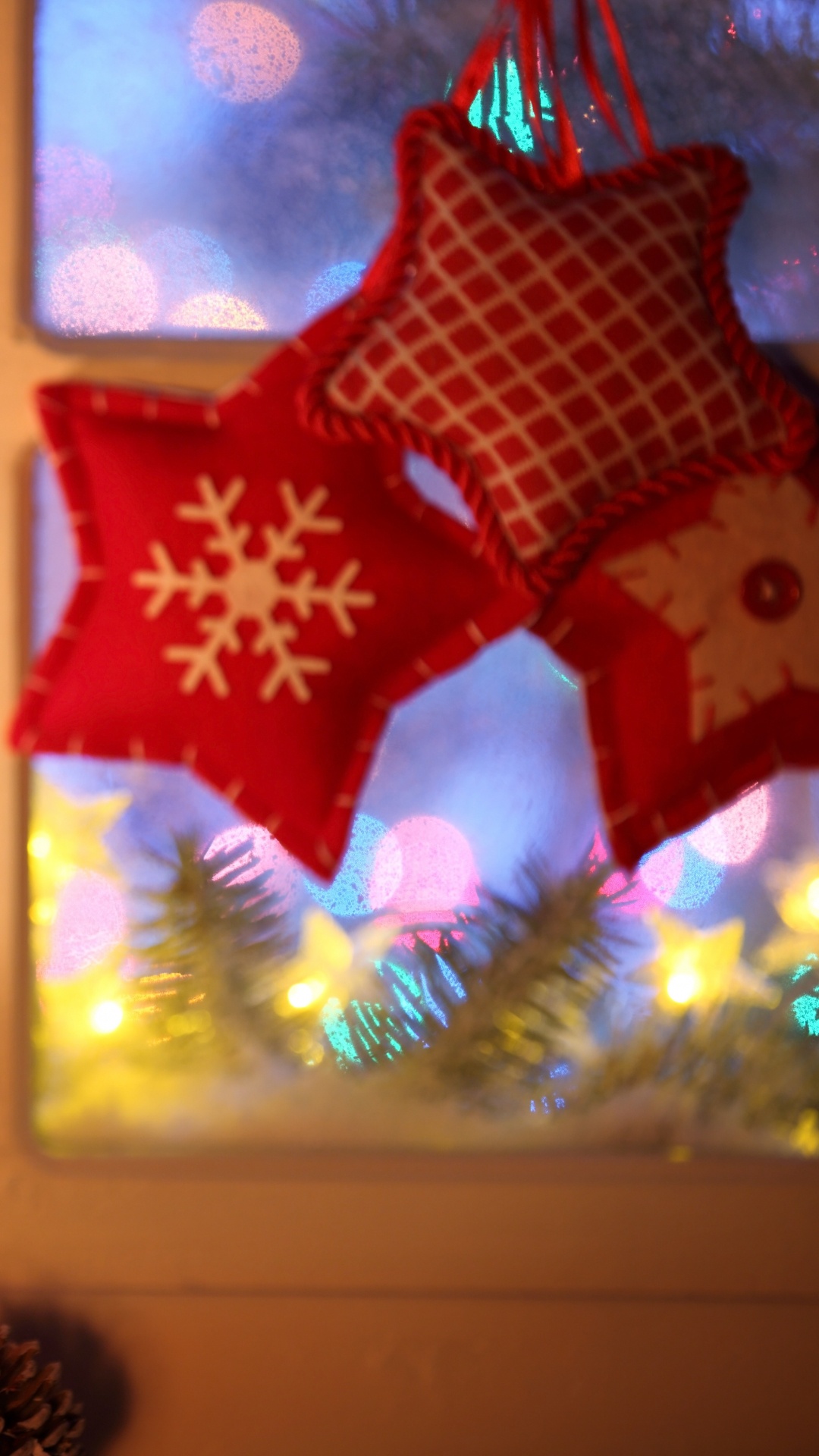 Обои Рождественский день, Рождественские украшения, праздник, Рождественские огни, Рождественские окно в разрешении 1080x1920