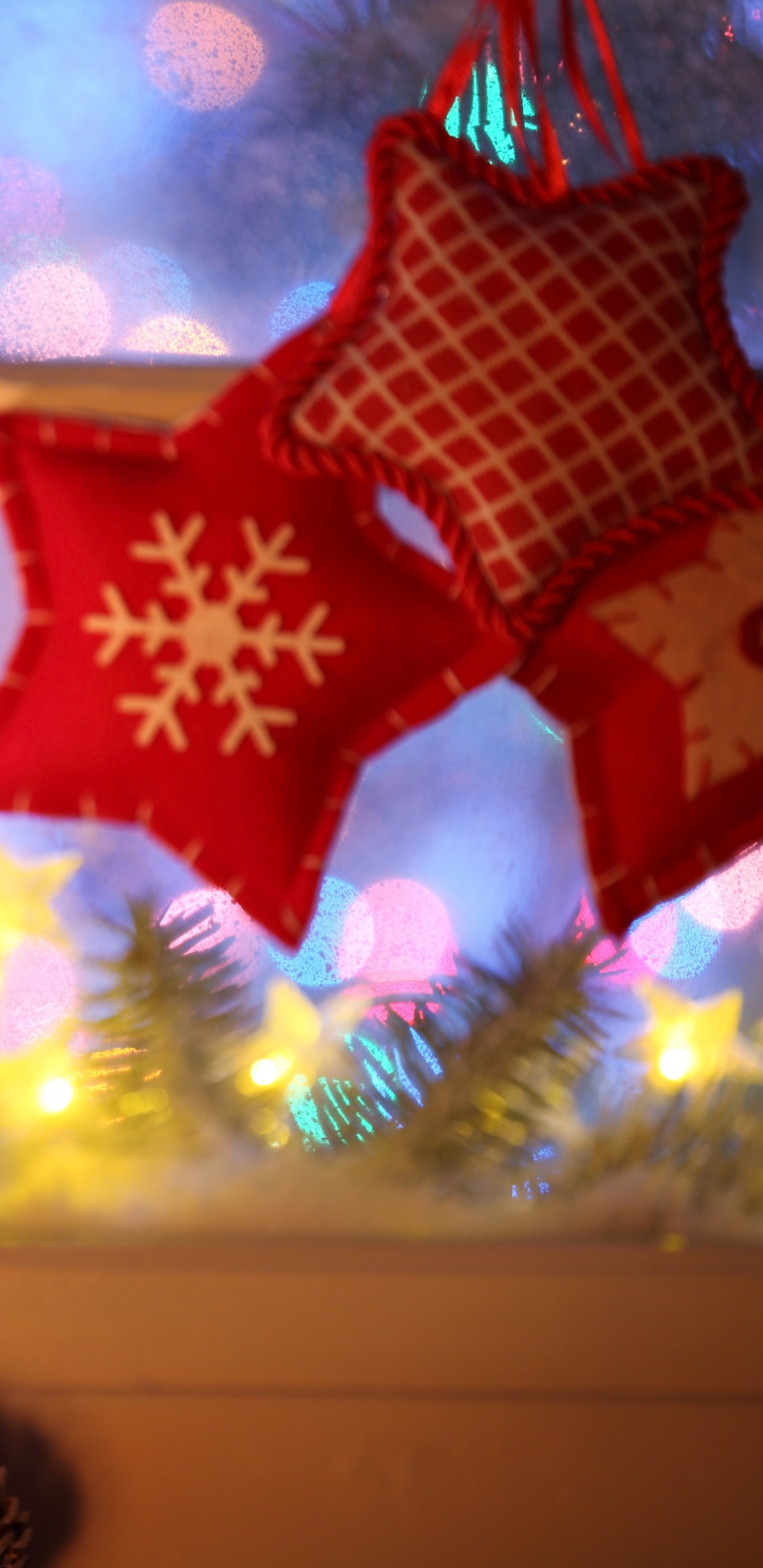 Обои Рождественский день, Рождественские украшения, праздник, Рождественские огни, Рождественские окно в разрешении 1440x2960