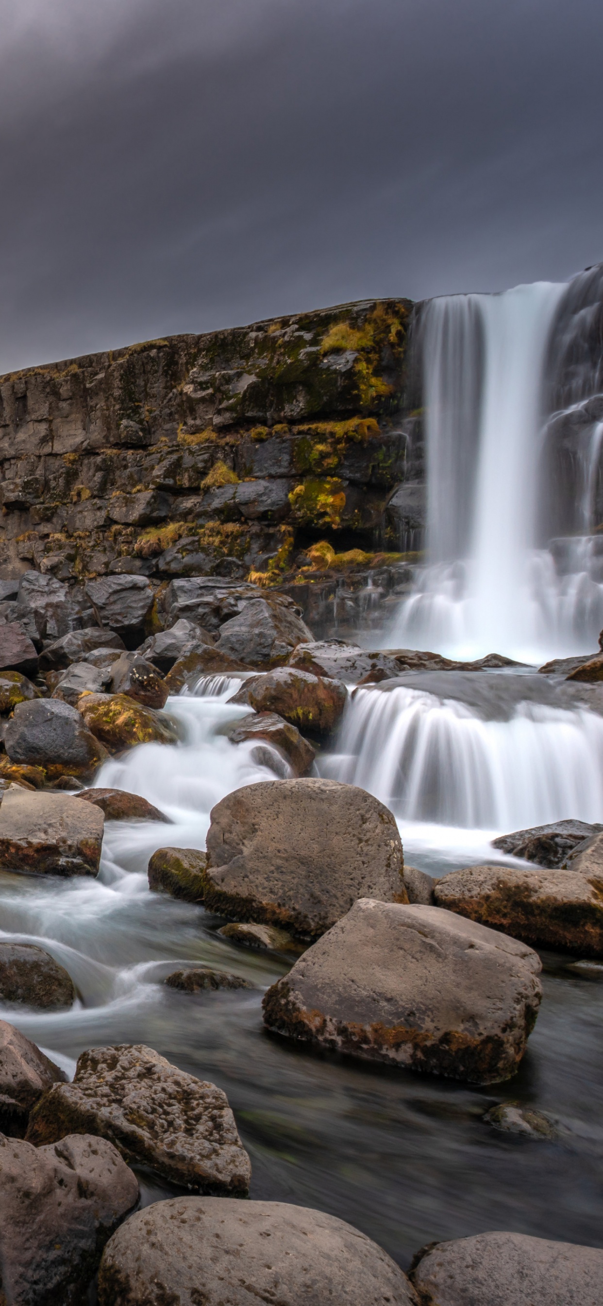 Обои водопад, вода, облако, гидроресурсы, атмосфера в разрешении 1242x2688