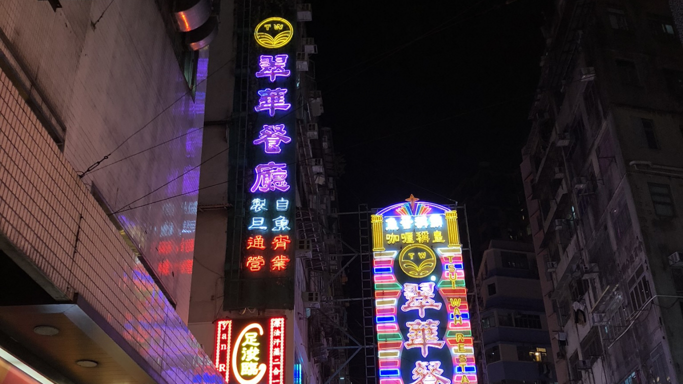 Обои Гонконг, неоновая вывеска, одежда, ночь, толпа в разрешении 1366x768
