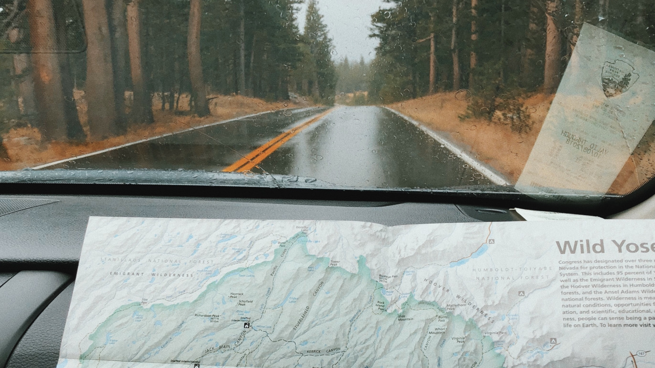 Обои дорога, ветровое стекло, дерево, инфраструктура, автомобильная часть окна в разрешении 1280x720