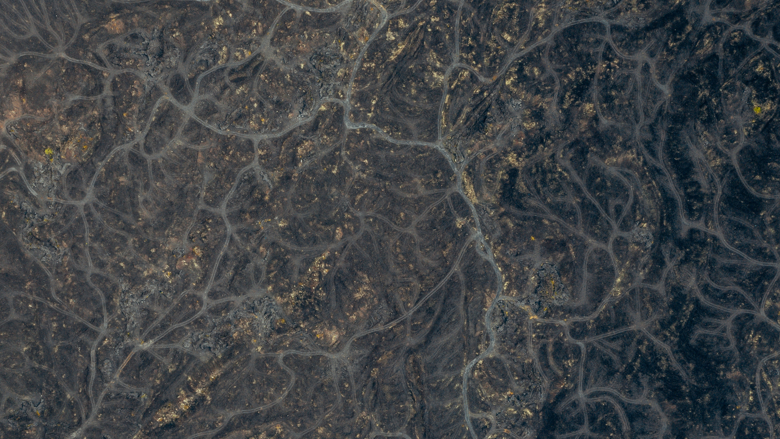 Обои черный, коричневый цвет, геология, гранит, рок в разрешении 2560x1440