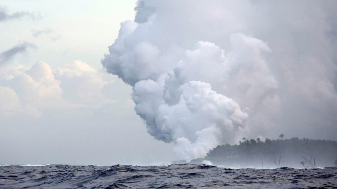 Обои море, вулкан, лава, облако, кучевое облако в разрешении 1280x720