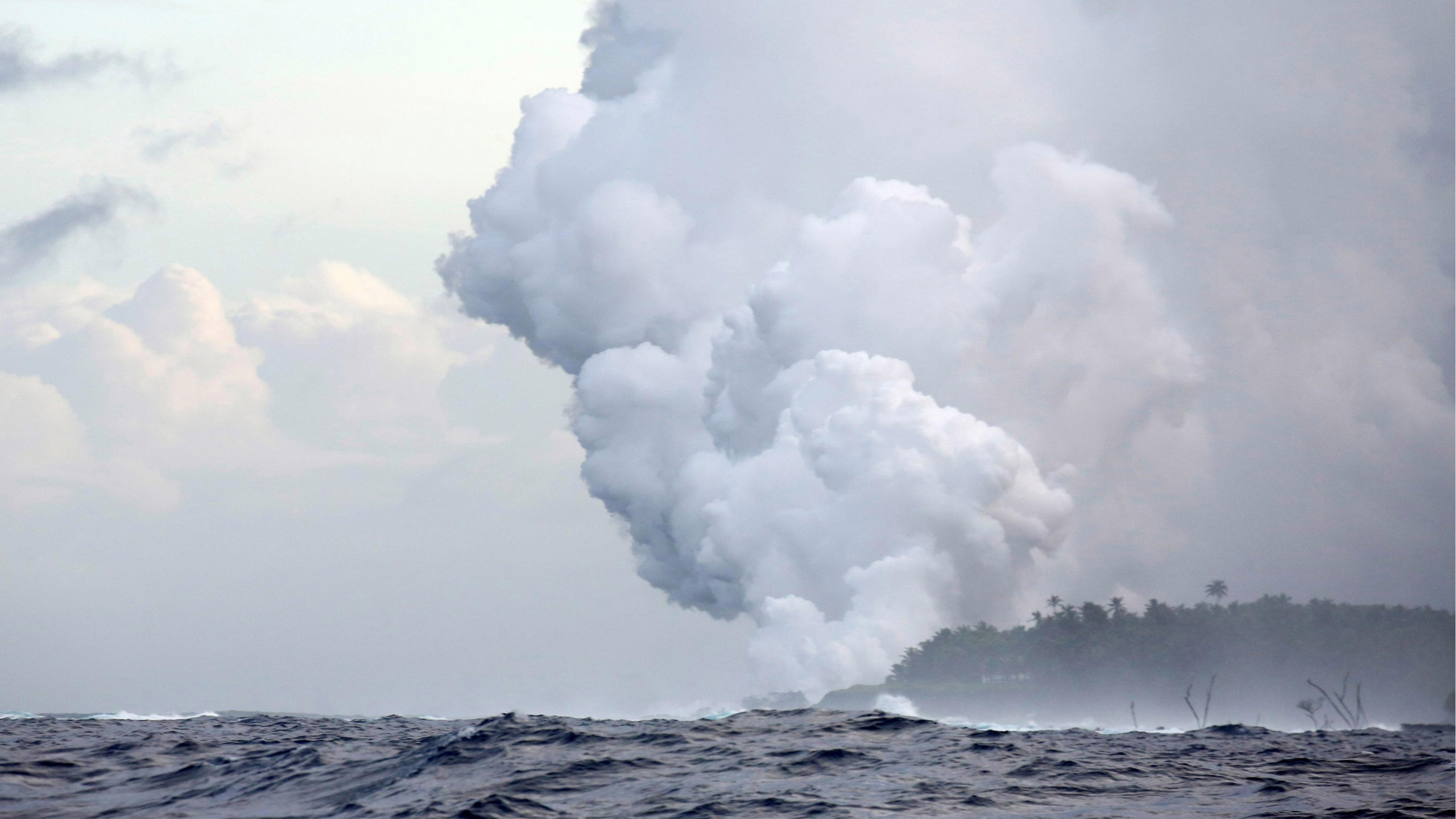 Обои море, вулкан, лава, облако, кучевое облако в разрешении 2560x1440