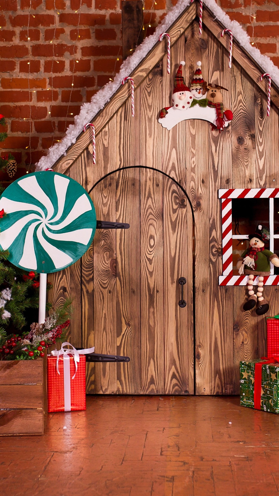 Обои елка, Рождественский день, Санта-Клаус, праздник, Рождественские украшения в разрешении 1080x1920