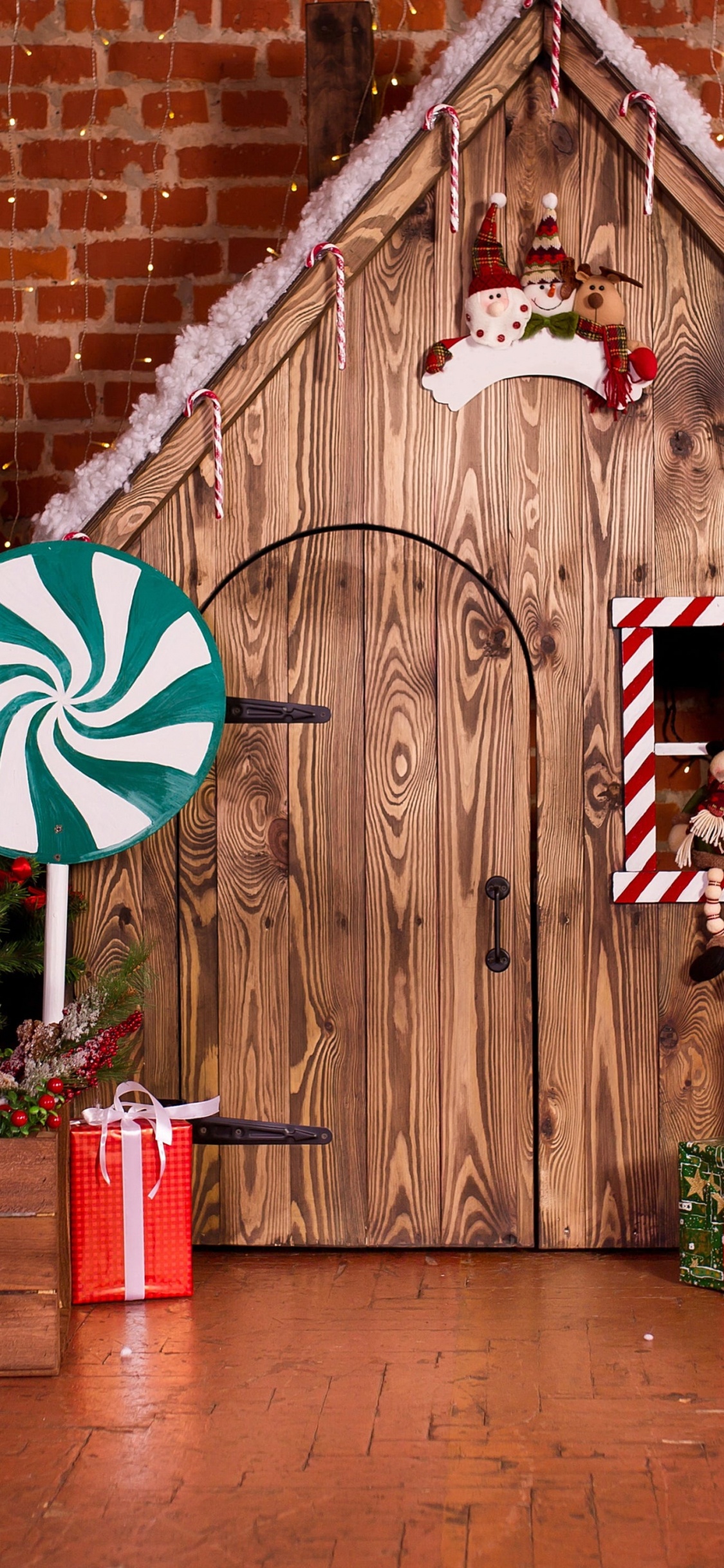 Обои елка, Рождественский день, Санта-Клаус, праздник, Рождественские украшения в разрешении 1125x2436