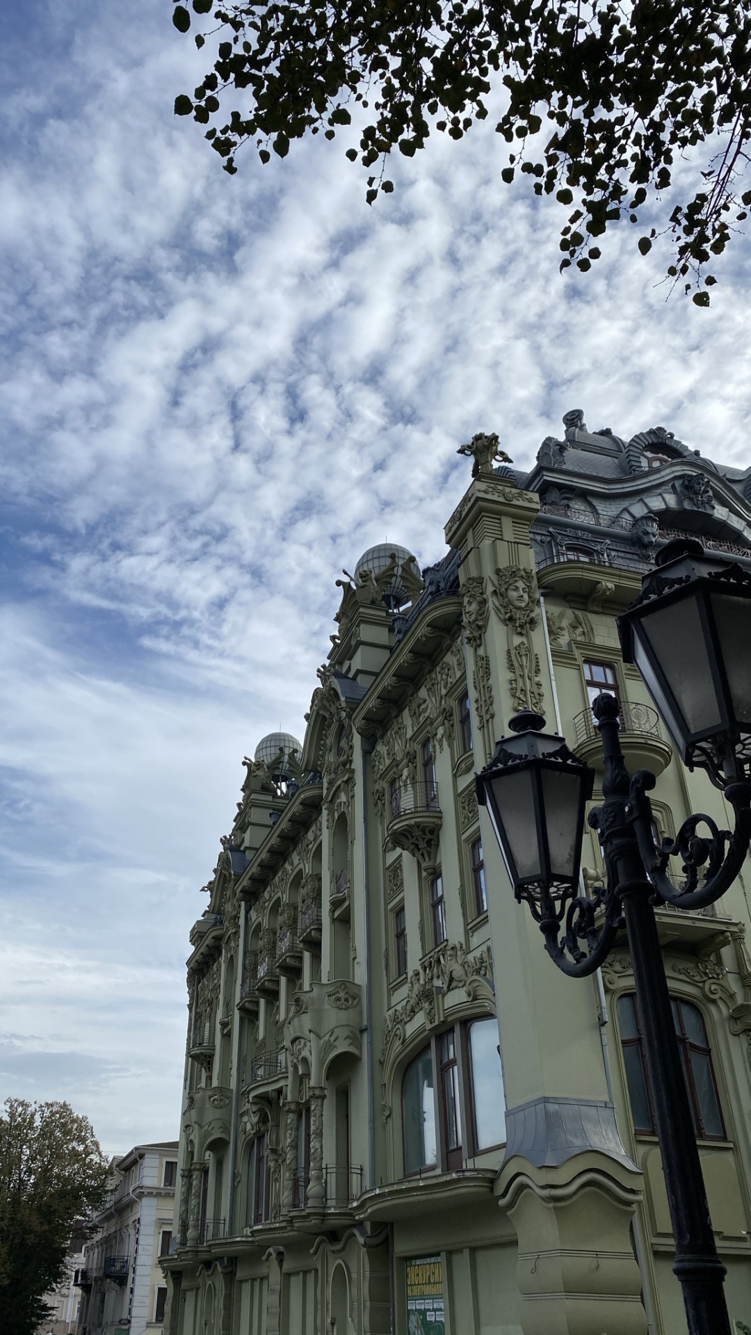 Обои облако, соседство, фасад, уличный фонарь, осветительная арматура в разрешении 1080x1920