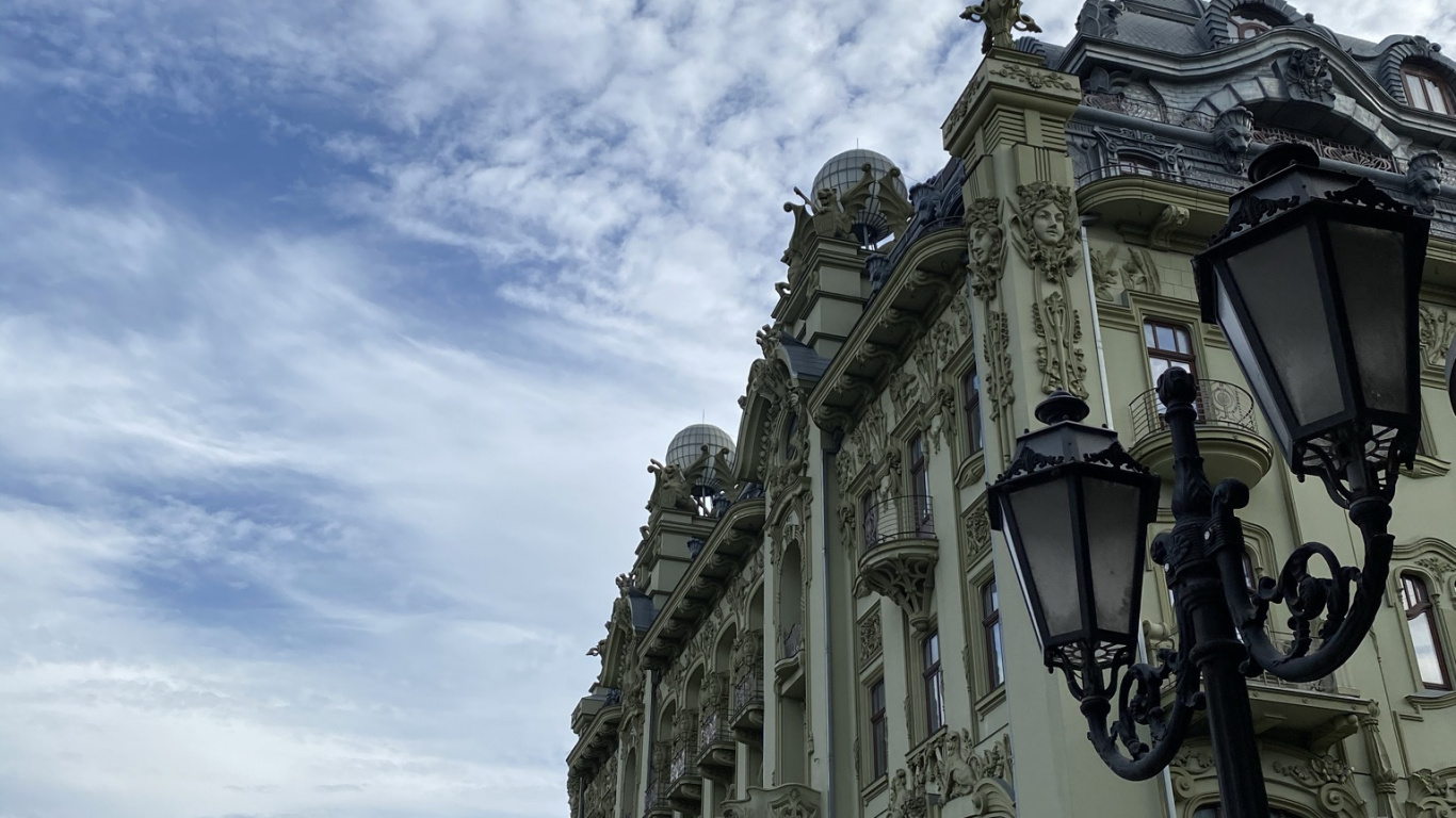 Обои облако, соседство, фасад, уличный фонарь, осветительная арматура в разрешении 1366x768