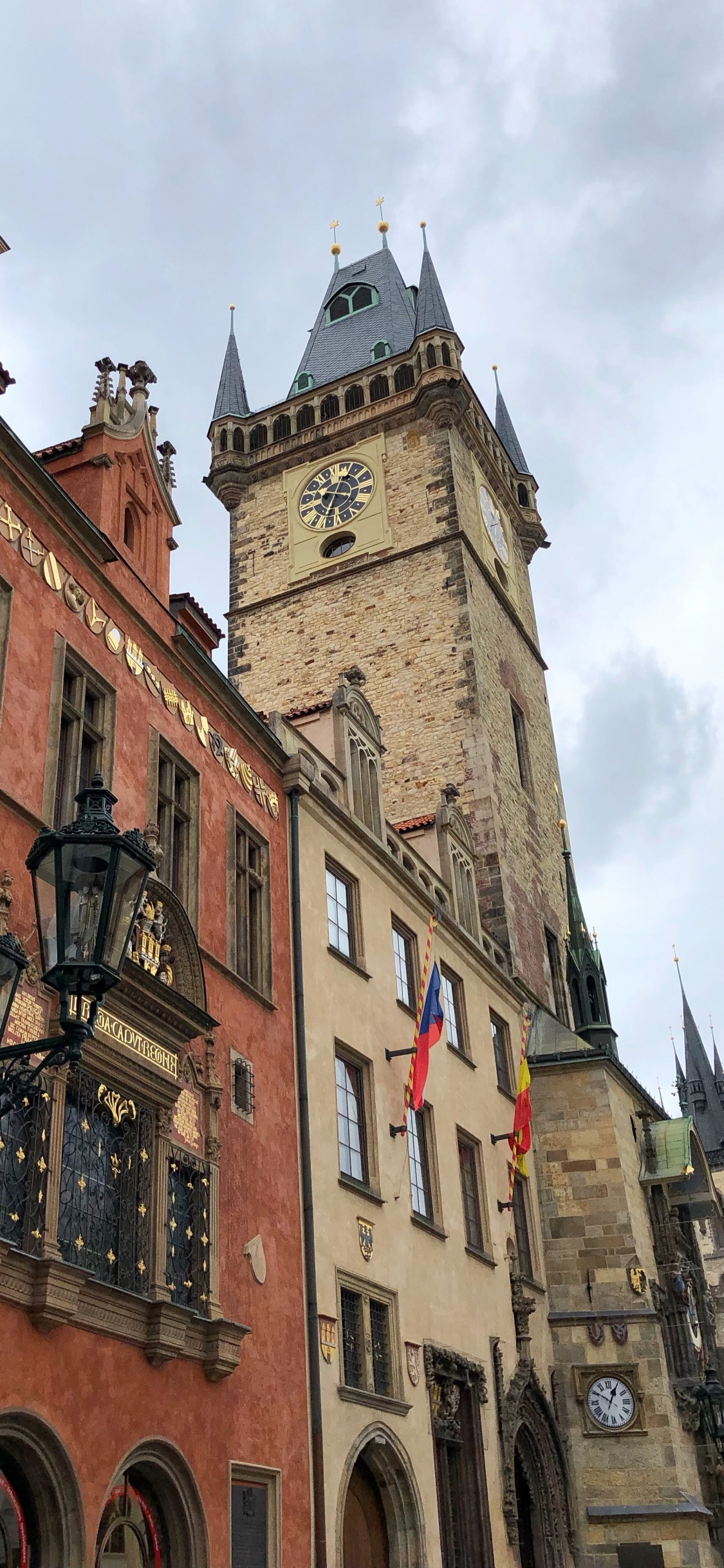 Обои староместская площадь, пражские астрономические часы, окно, фасад, средневековая архитектура в разрешении 1125x2436