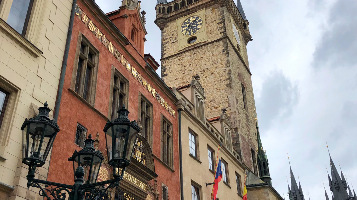 Обои староместская площадь, пражские астрономические часы, окно, фасад, средневековая архитектура в разрешении 1366x768