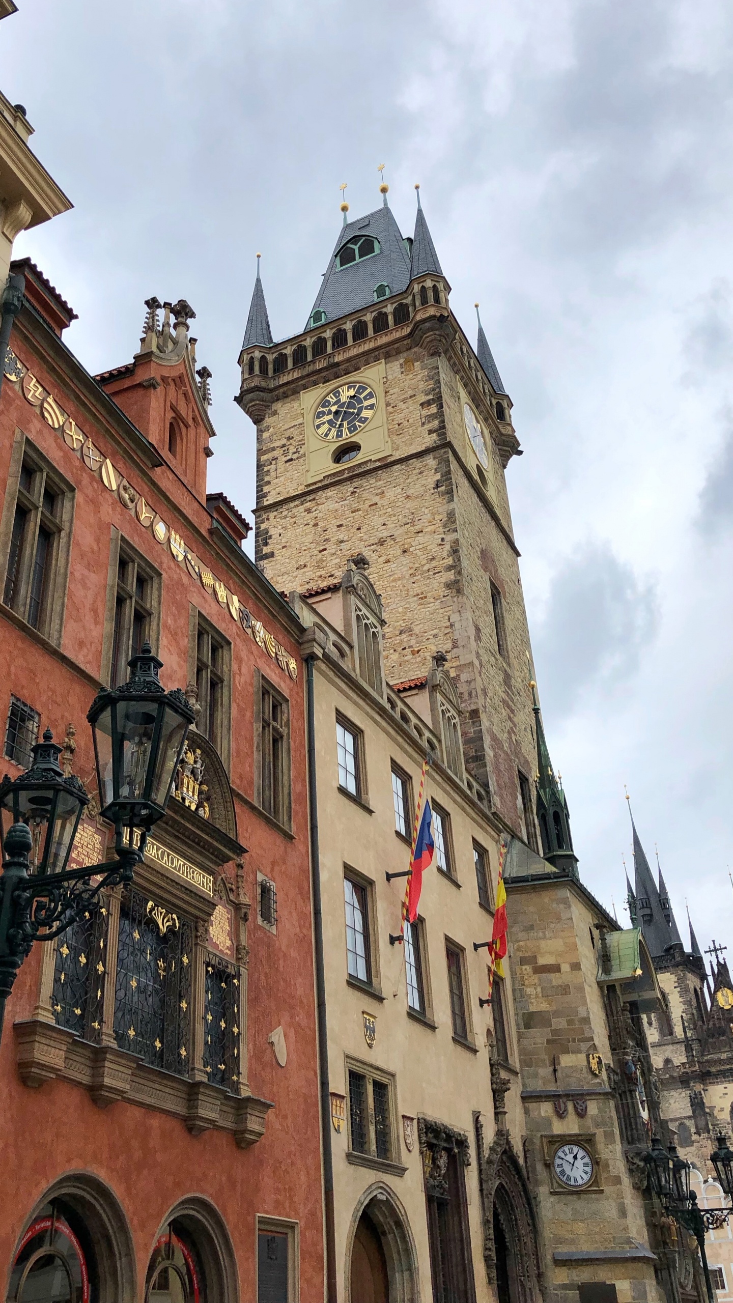 Обои староместская площадь, пражские астрономические часы, окно, фасад, средневековая архитектура в разрешении 1440x2560