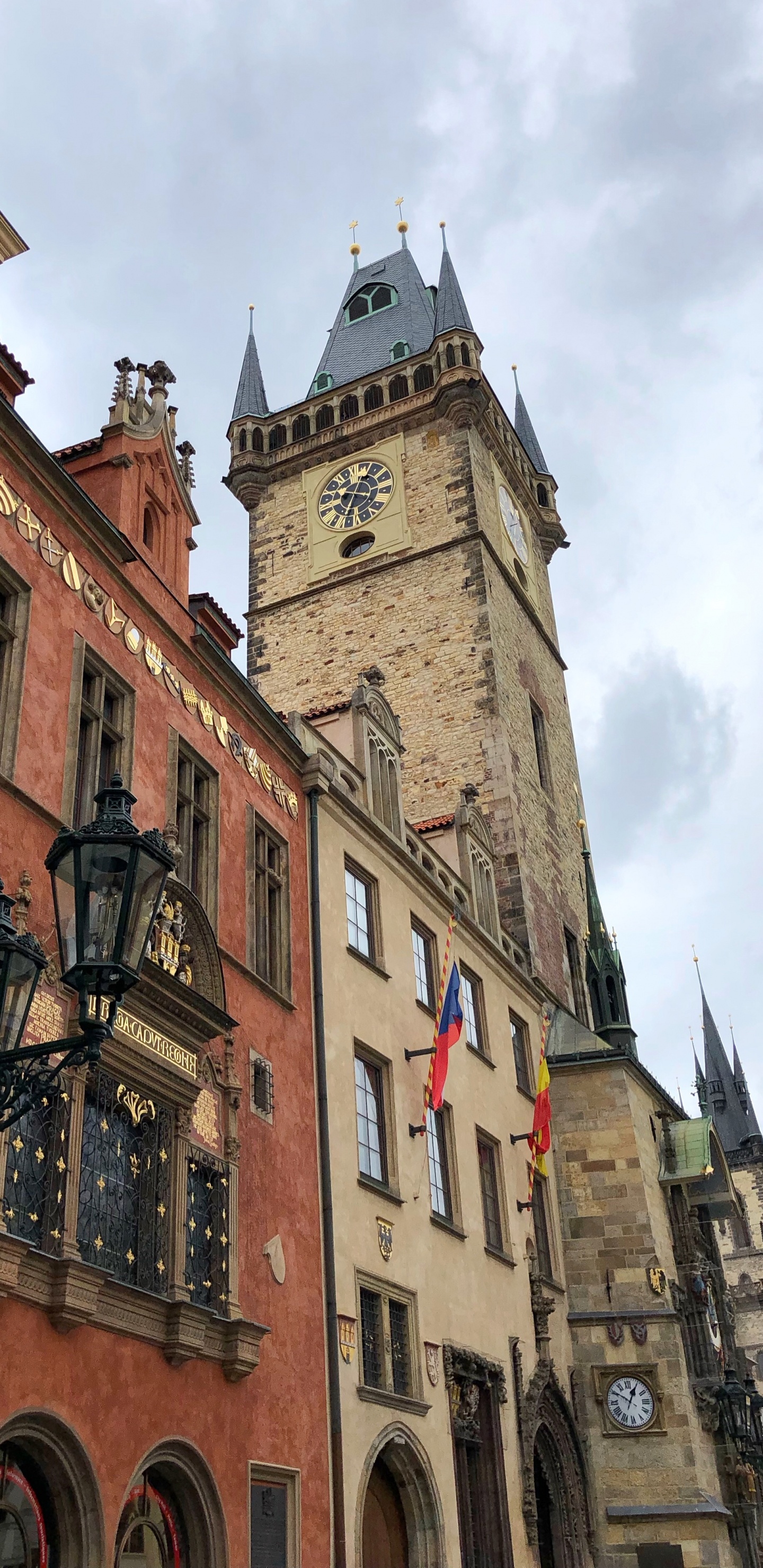 Обои староместская площадь, пражские астрономические часы, окно, фасад, средневековая архитектура в разрешении 1440x2960