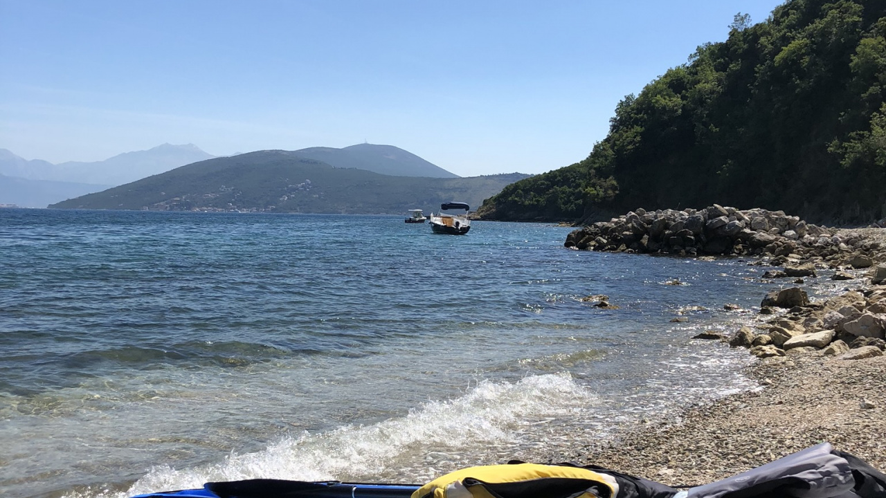 Обои лодка, байдарка, вода, водоем, горный рельеф в разрешении 1280x720