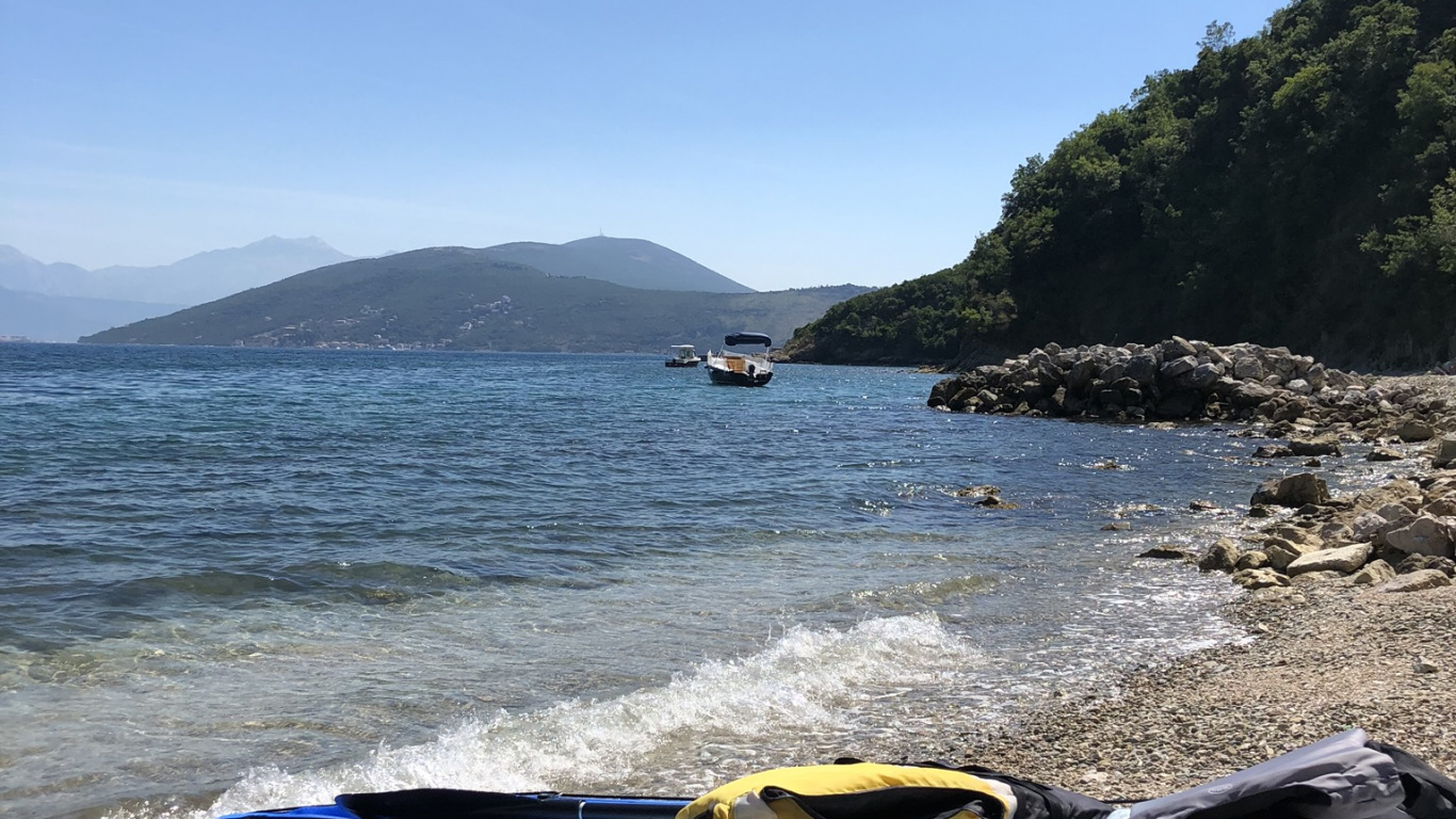 Обои лодка, байдарка, вода, водоем, горный рельеф в разрешении 1366x768