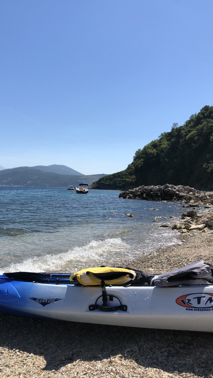 Обои лодка, байдарка, вода, водоем, горный рельеф в разрешении 720x1280