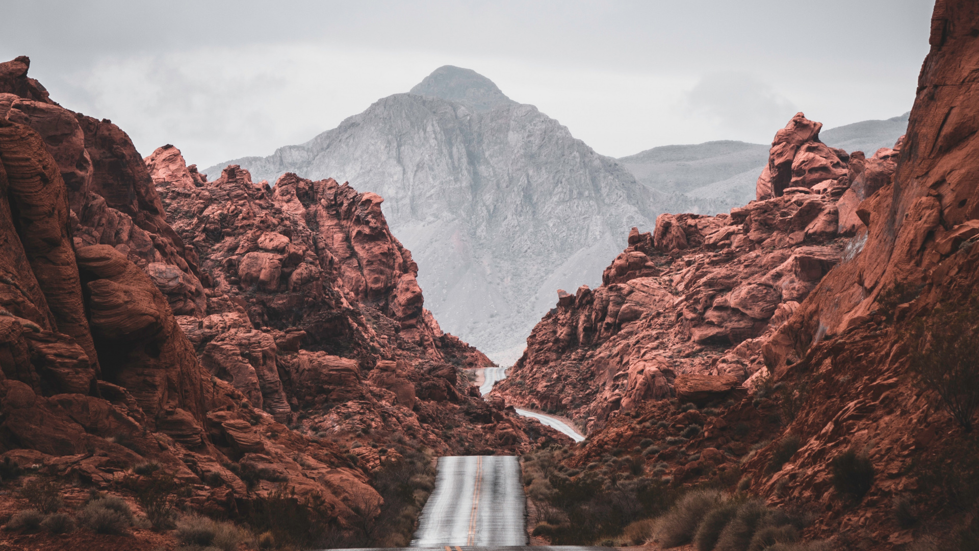 Обои дорога, вода, гора, Вади, природный ландшафт в разрешении 1920x1080