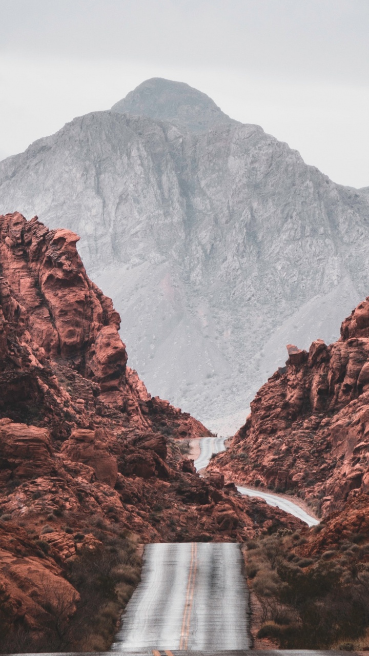 Обои дорога, вода, гора, Вади, природный ландшафт в разрешении 720x1280