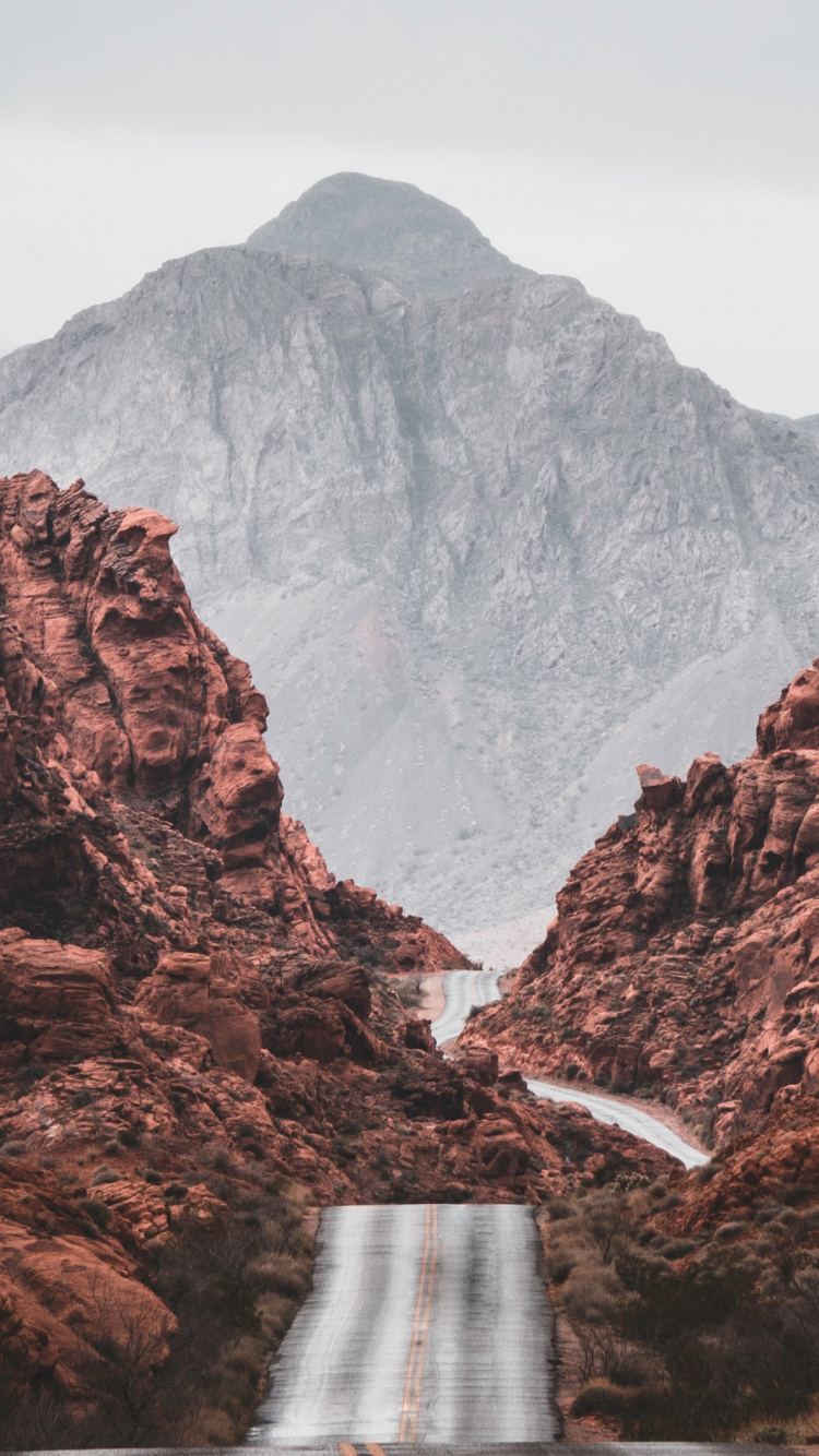 Обои дорога, вода, гора, Вади, природный ландшафт в разрешении 750x1334