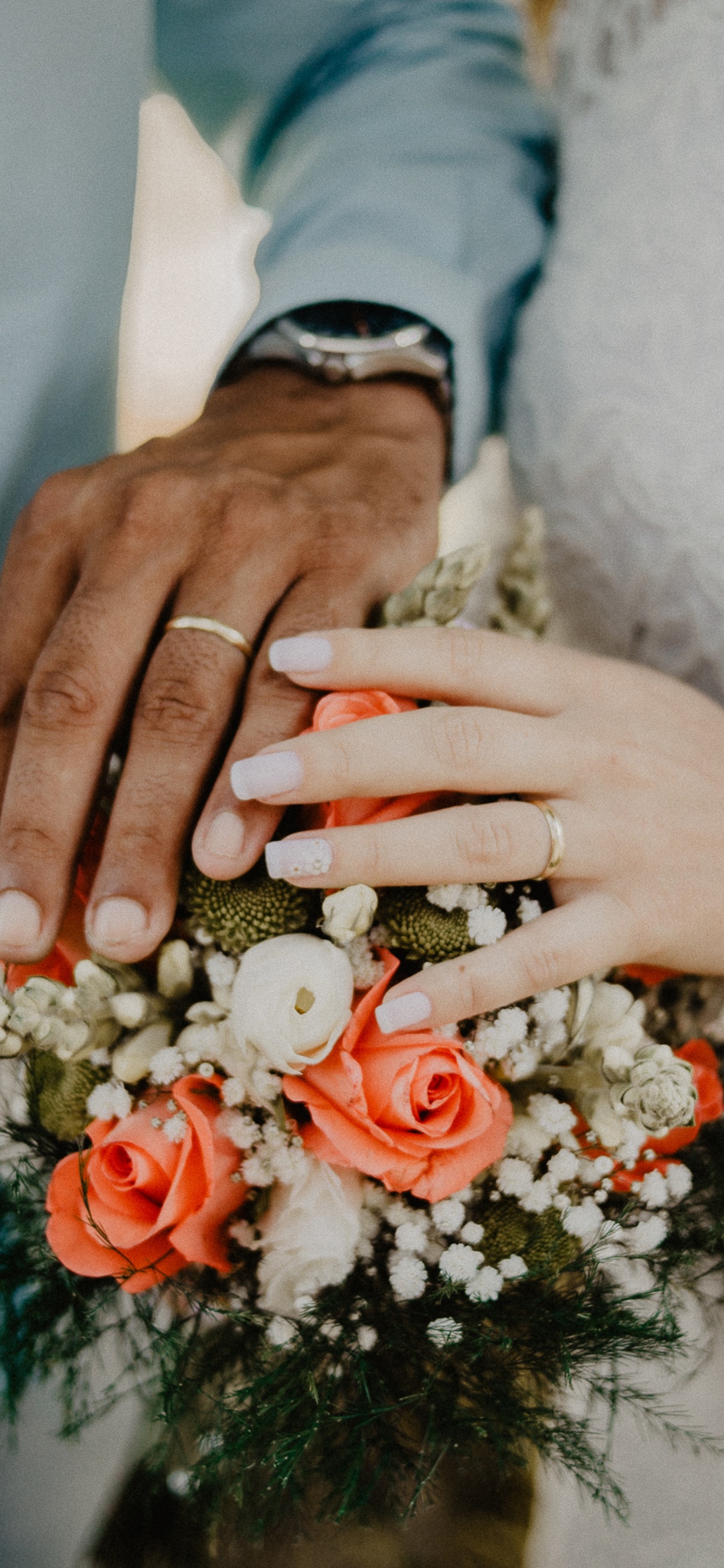 Обои свадьба, обручальное кольцо, кольцо, цветочный букет, свадебная церемония поставки в разрешении 1242x2688