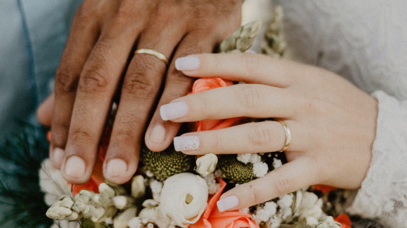 Обои свадьба, обручальное кольцо, кольцо, цветочный букет, свадебная церемония поставки в разрешении 1366x768