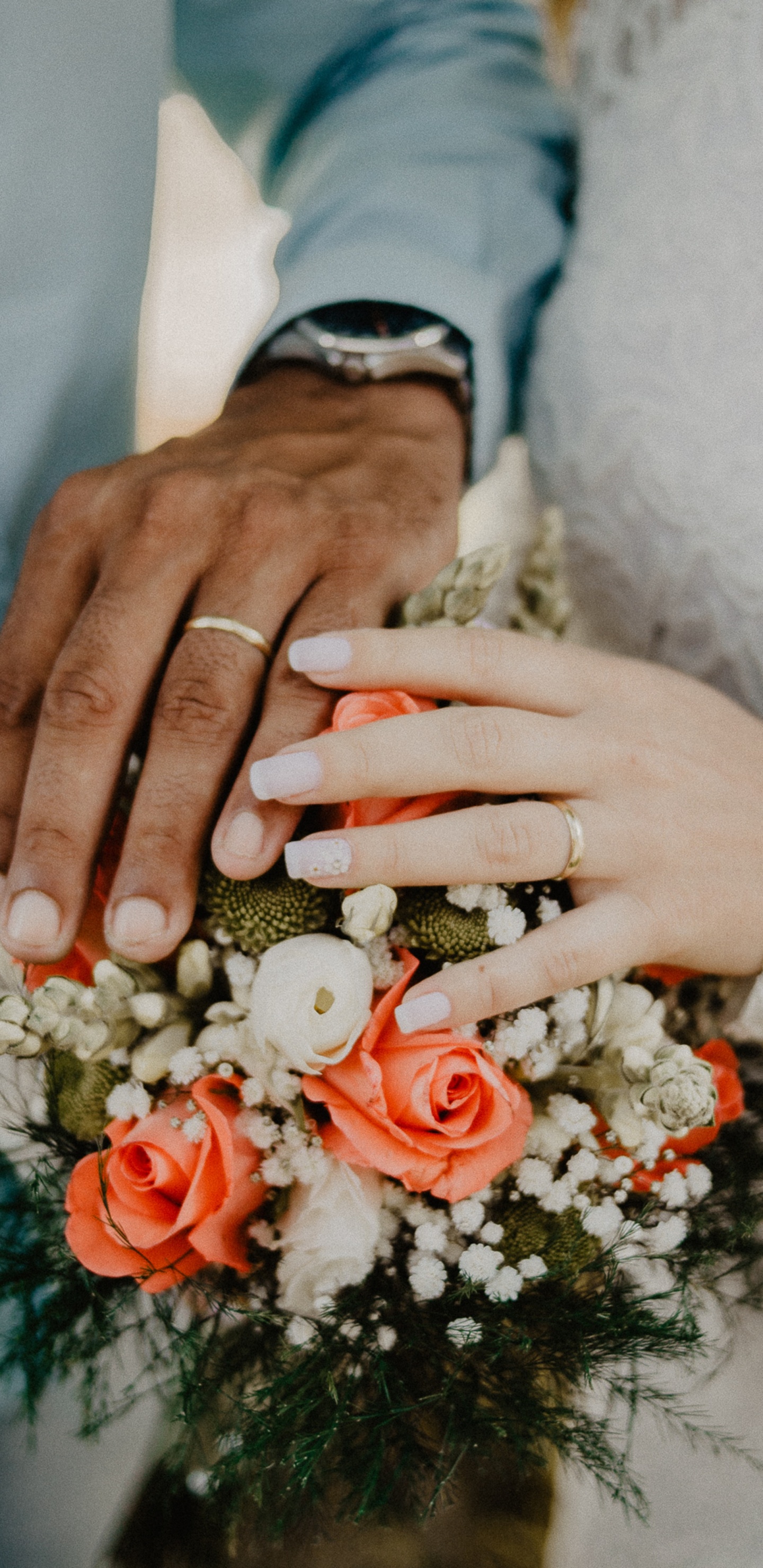 Обои свадьба, обручальное кольцо, кольцо, цветочный букет, свадебная церемония поставки в разрешении 1440x2960