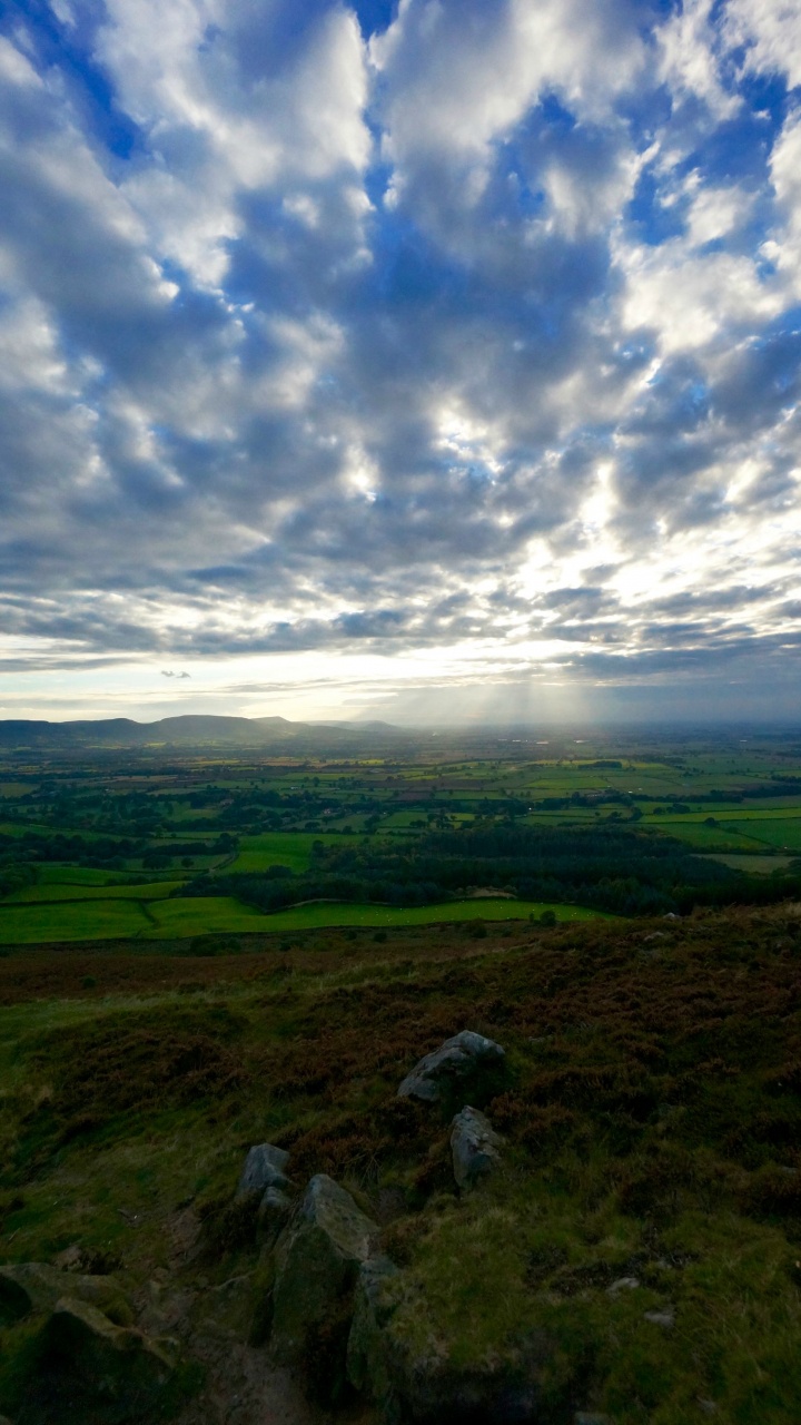 Обои нагорье, сенокосное угодье, холм, облако, озерный край в разрешении 720x1280