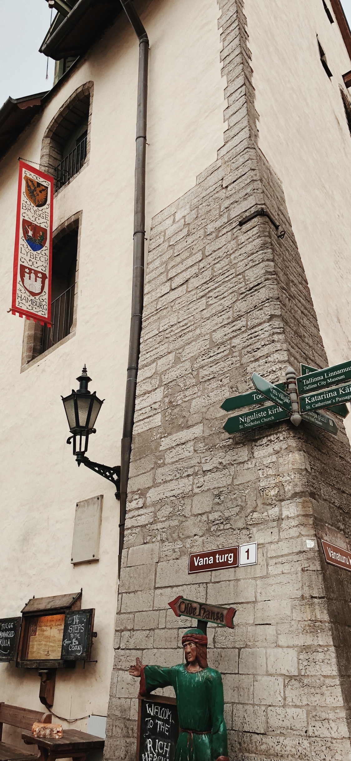 Обои средневековый ресторан olde hansa, староместская площадь, цветочный горшок, скульптура, комнатное растение в разрешении 1125x2436