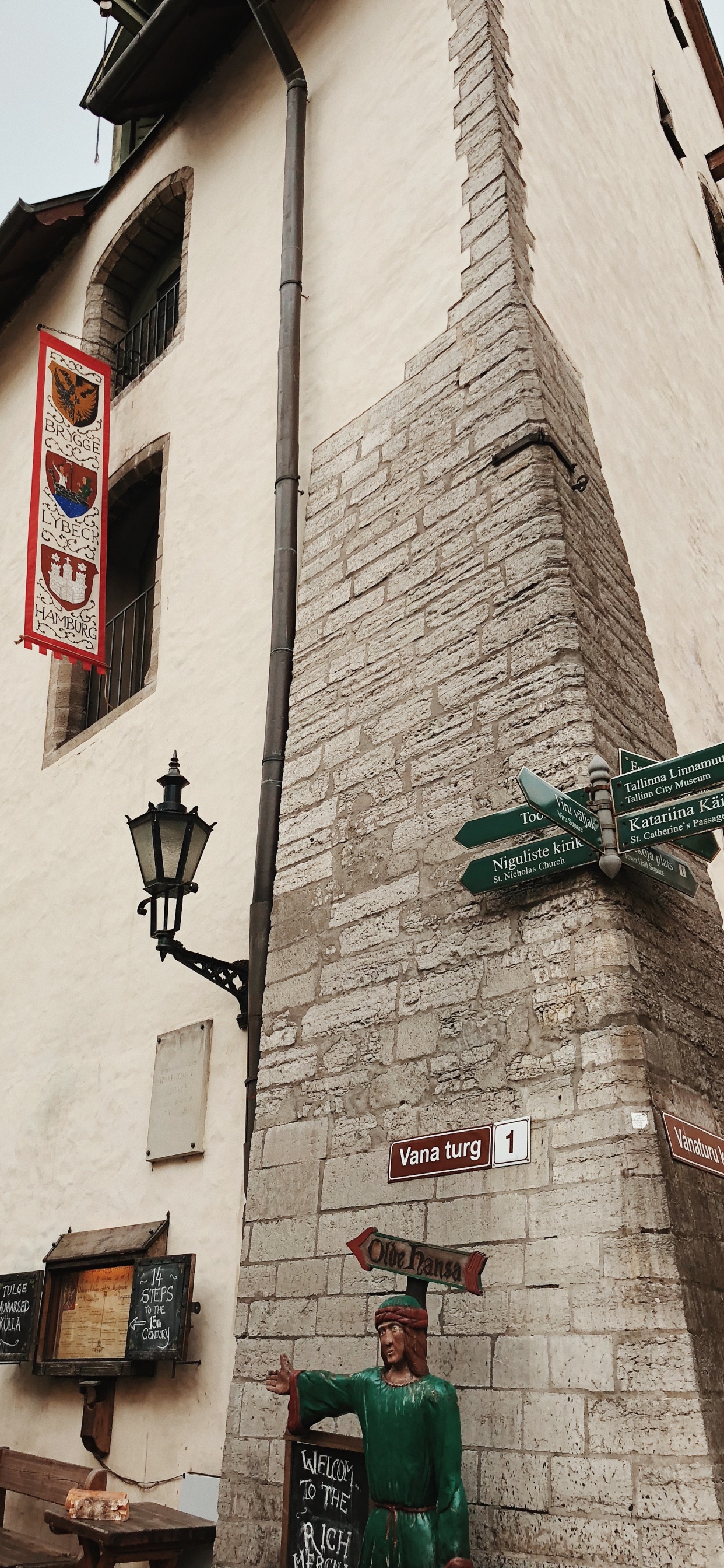 Обои средневековый ресторан olde hansa, староместская площадь, цветочный горшок, скульптура, комнатное растение в разрешении 1242x2688