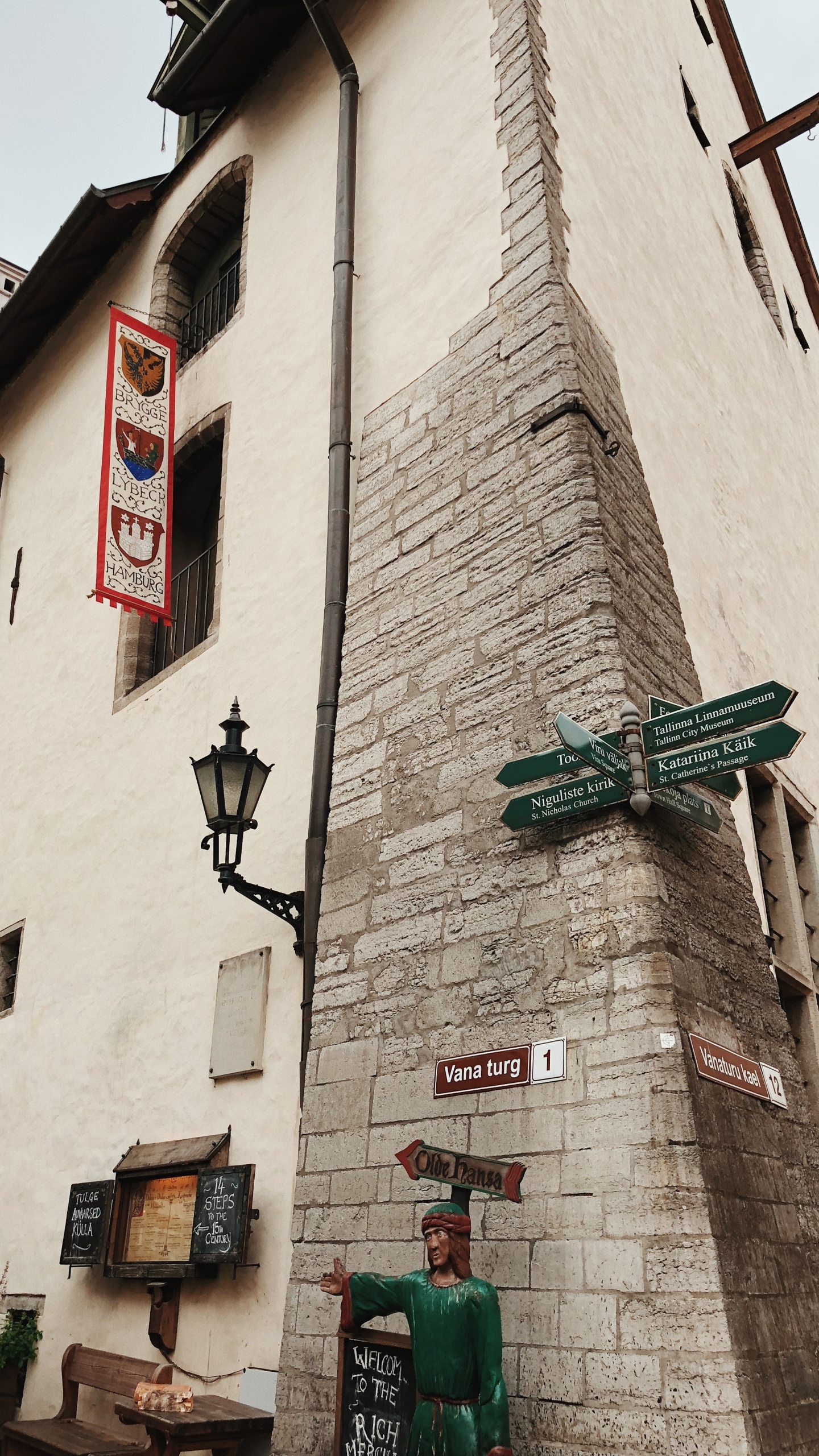 Обои средневековый ресторан olde hansa, староместская площадь, цветочный горшок, скульптура, комнатное растение в разрешении 1440x2560