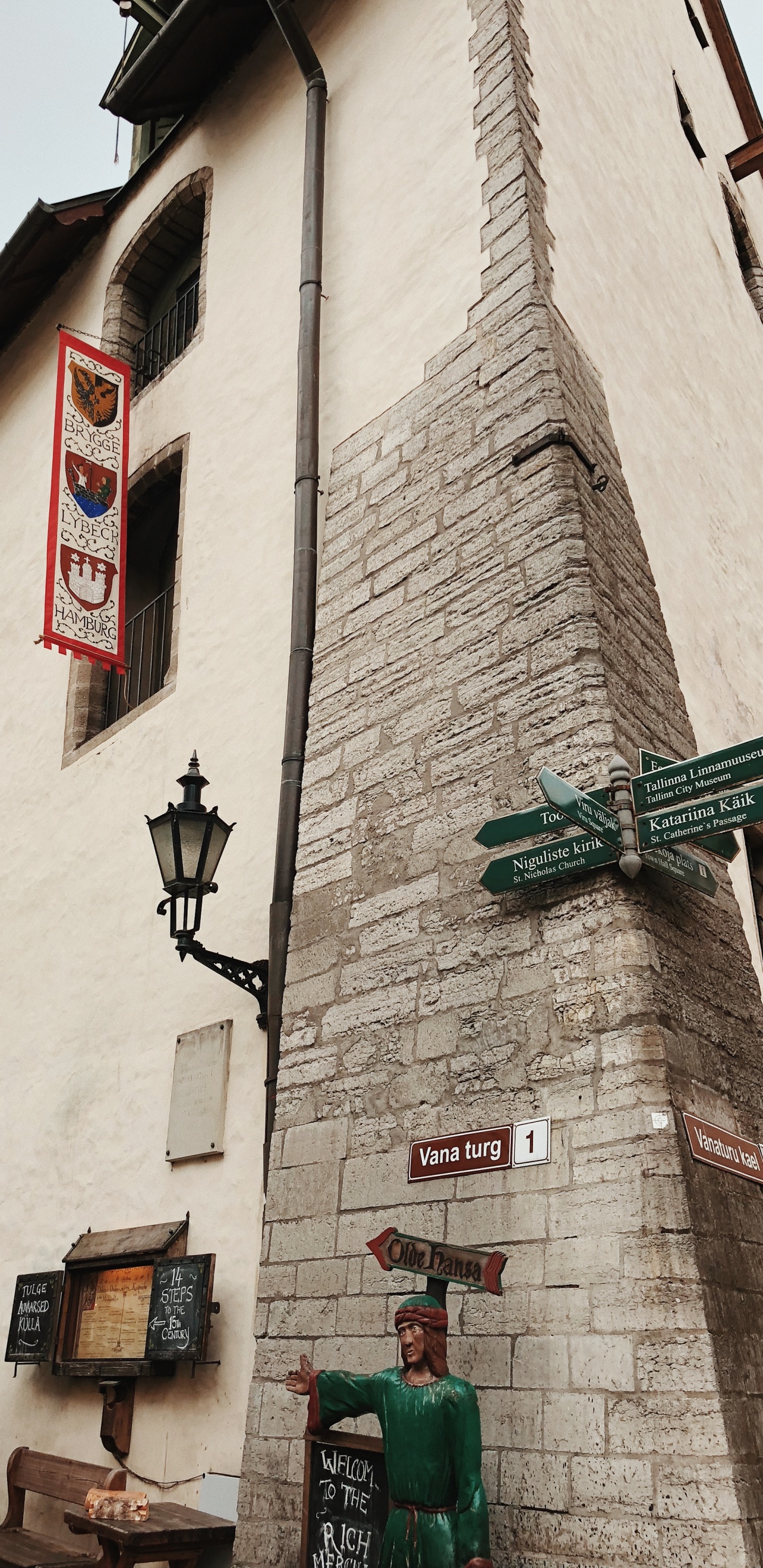 Обои средневековый ресторан olde hansa, староместская площадь, цветочный горшок, скульптура, комнатное растение в разрешении 1440x2960