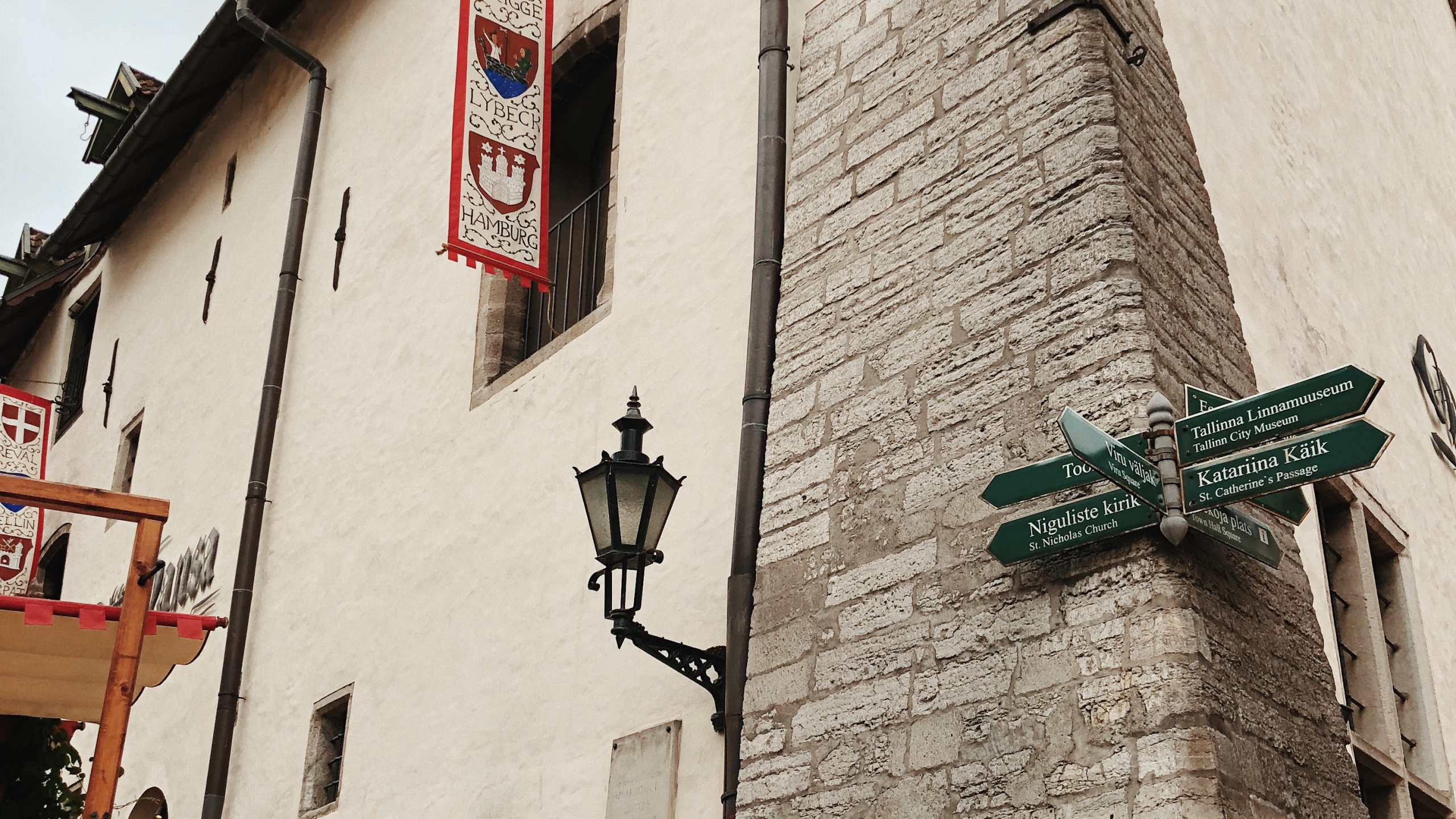 Обои средневековый ресторан olde hansa, староместская площадь, цветочный горшок, скульптура, комнатное растение в разрешении 2560x1440