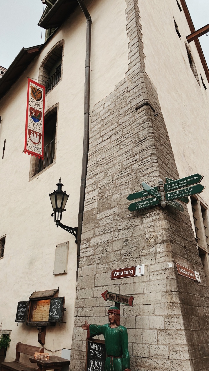 Обои средневековый ресторан olde hansa, староместская площадь, цветочный горшок, скульптура, комнатное растение в разрешении 720x1280