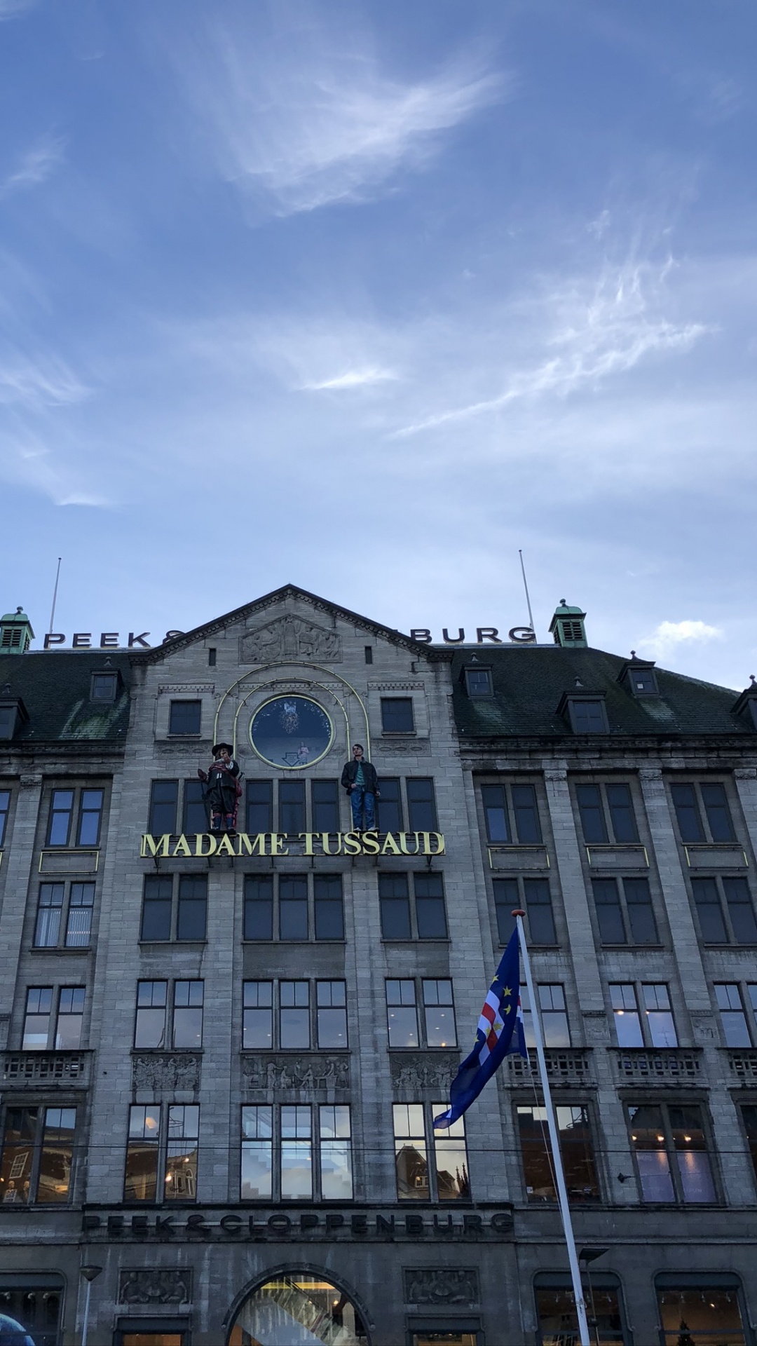 Обои Музей восковых фигур мадам Тюссо, окно, флаг, здание, поле в разрешении 1080x1920