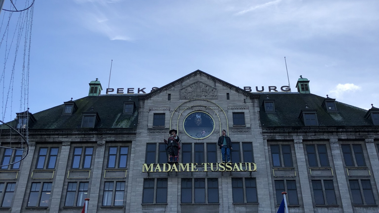 Обои Музей восковых фигур мадам Тюссо, окно, флаг, здание, поле в разрешении 1280x720