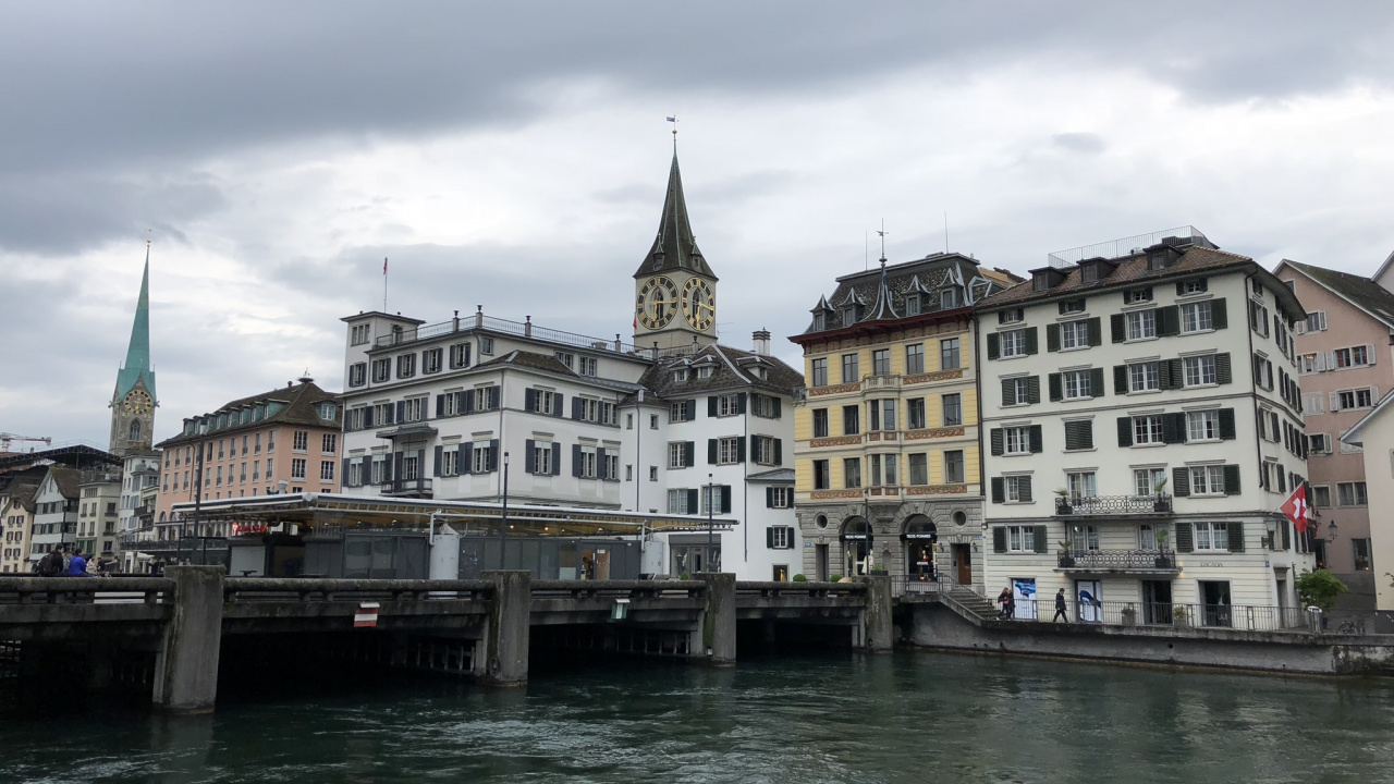 Обои вдоль реки, вода, водный путь, город, здание в разрешении 1280x720