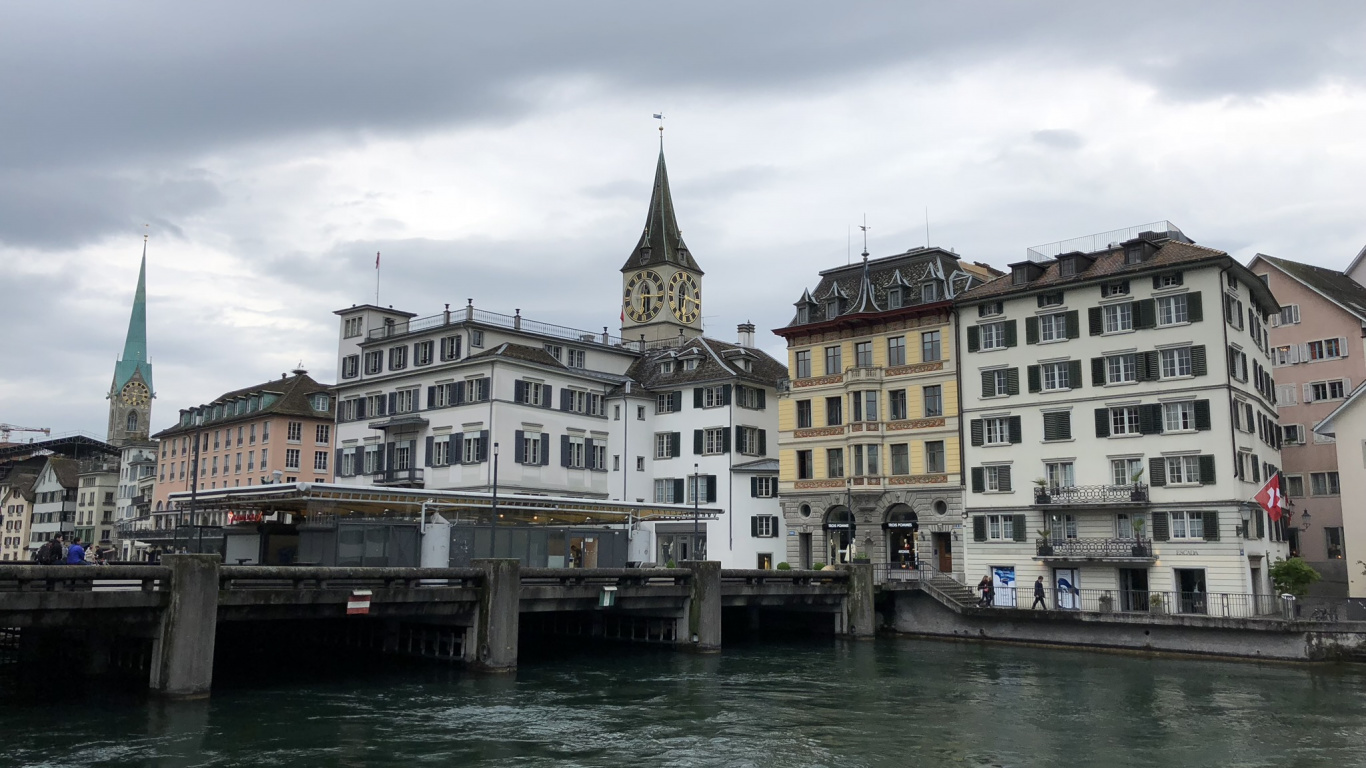 Обои вдоль реки, вода, водный путь, город, здание в разрешении 1366x768