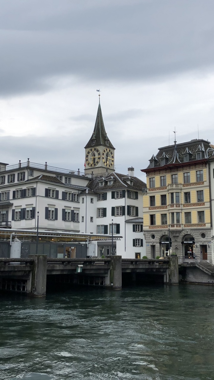 Обои вдоль реки, вода, водный путь, город, здание в разрешении 720x1280