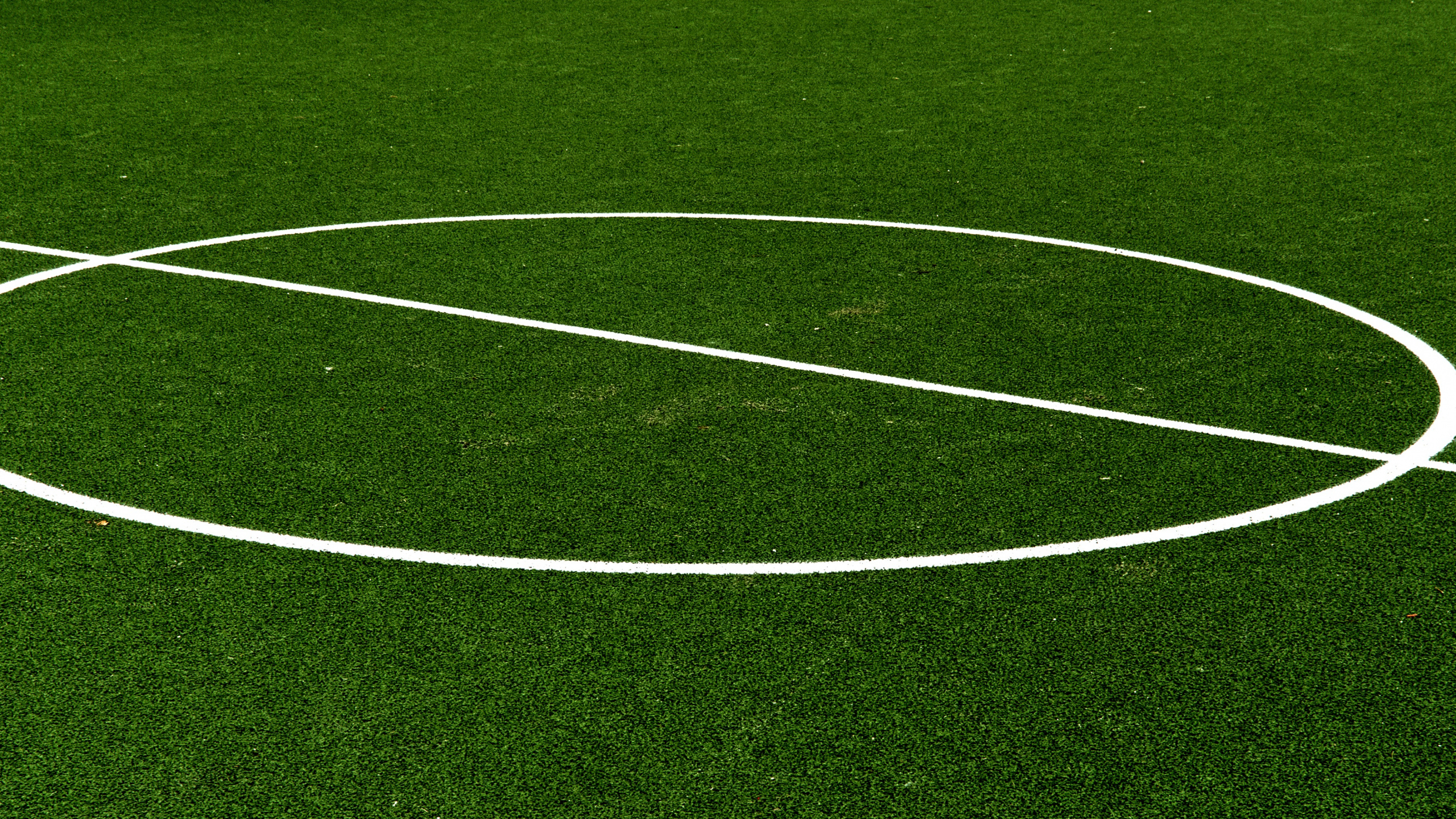 Обои футбол, футбольное поле, командный вид спорта, спортивные объекты, зеленый в разрешении 2560x1440