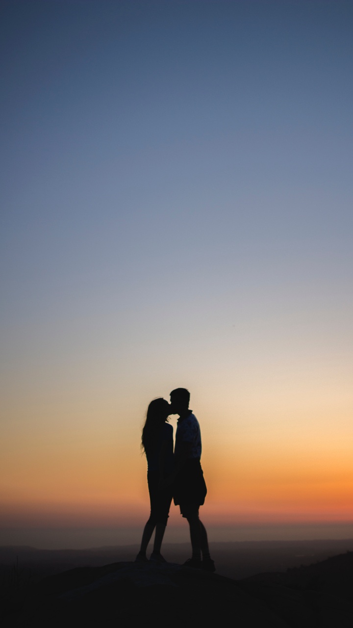 Обои силуэт, роман, поцелуй, пара, Люди в природе в разрешении 720x1280