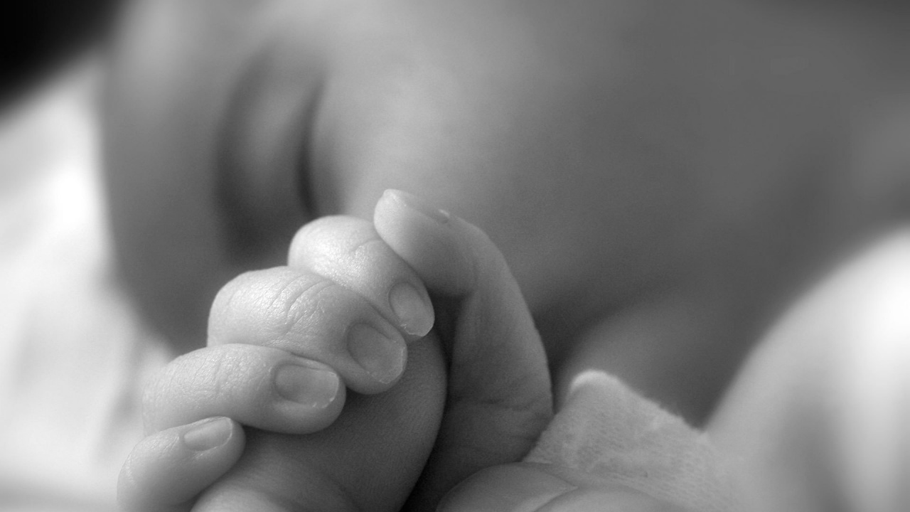 Обои палец, ребенок, ноготь, черный и белый, акушерка в разрешении 1280x720