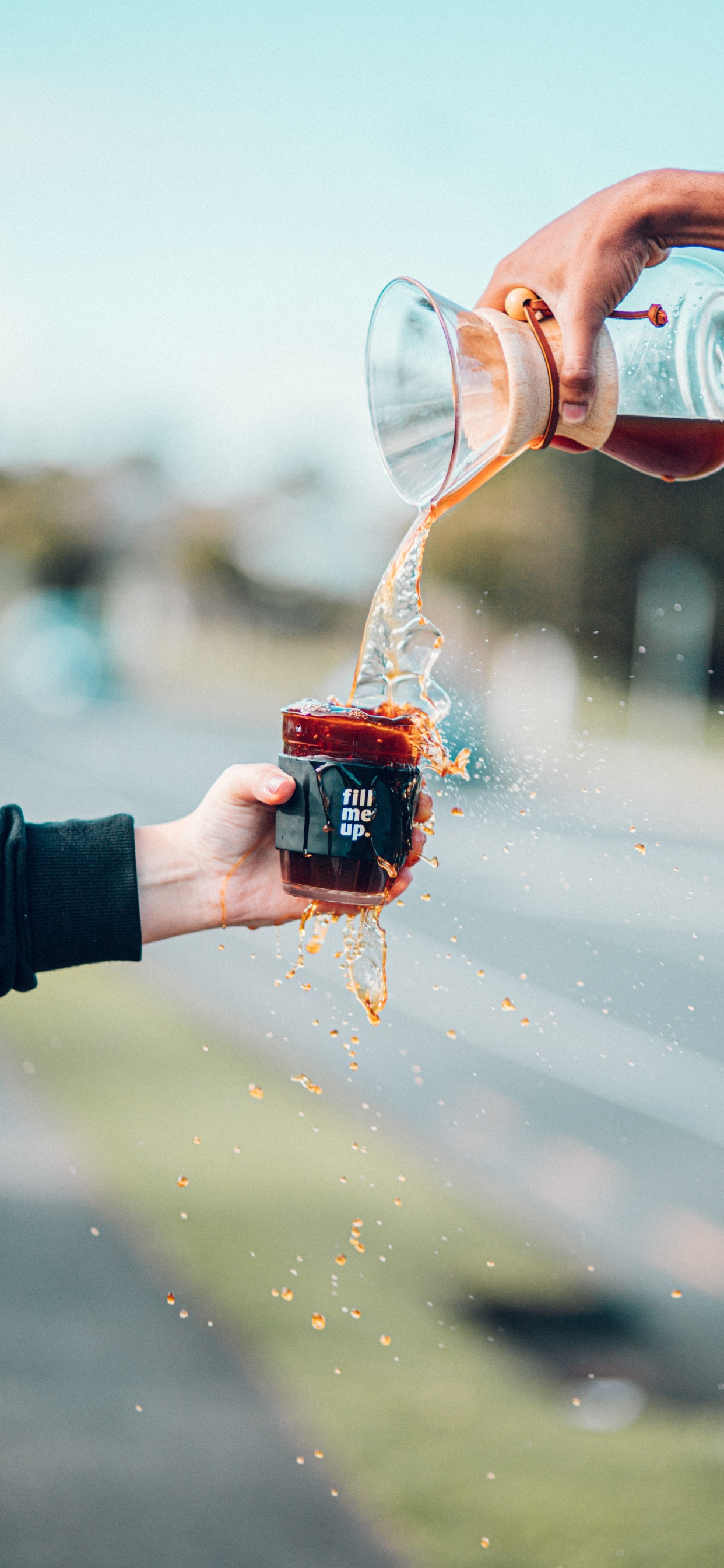 Обои жест, вода, стекло, палец, алкоголь в разрешении 1242x2688