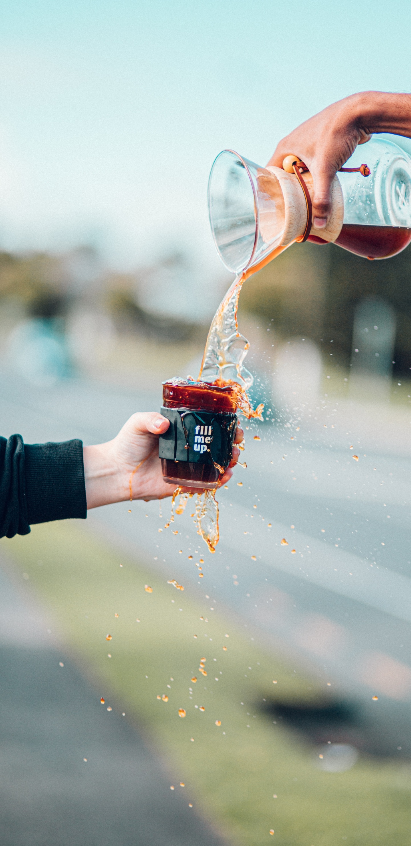 Обои жест, вода, стекло, палец, алкоголь в разрешении 1440x2960