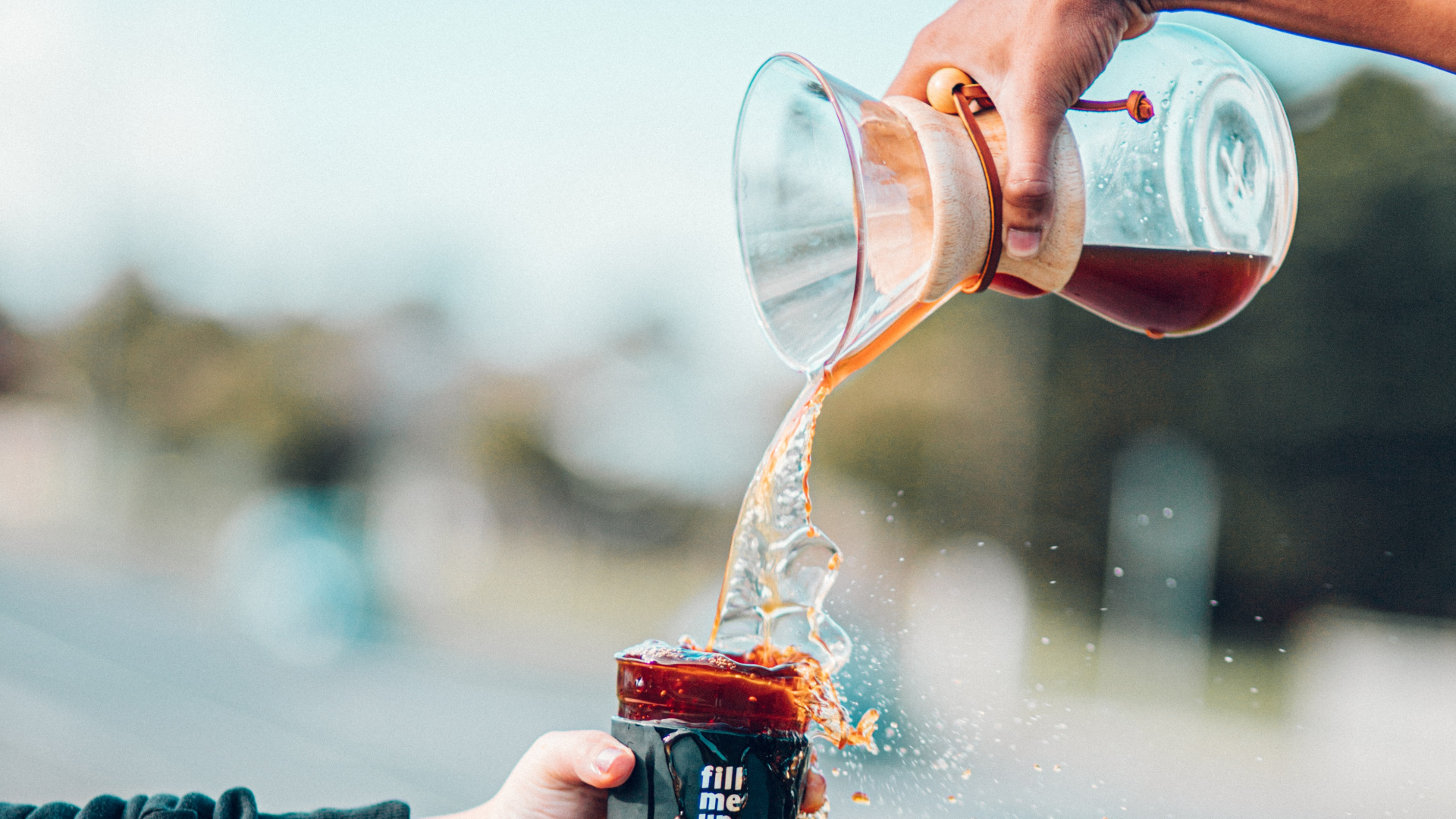 Обои жест, вода, стекло, палец, алкоголь в разрешении 1920x1080