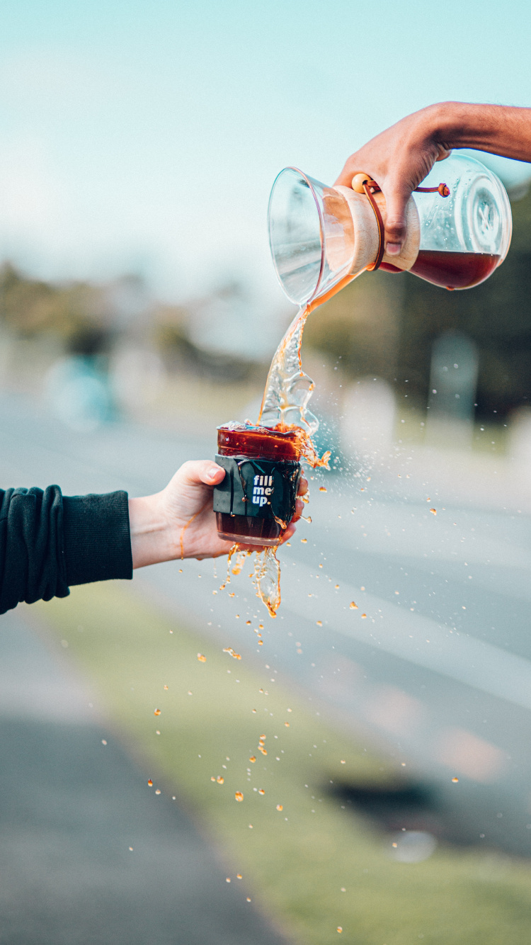 Обои жест, вода, стекло, палец, алкоголь в разрешении 750x1334